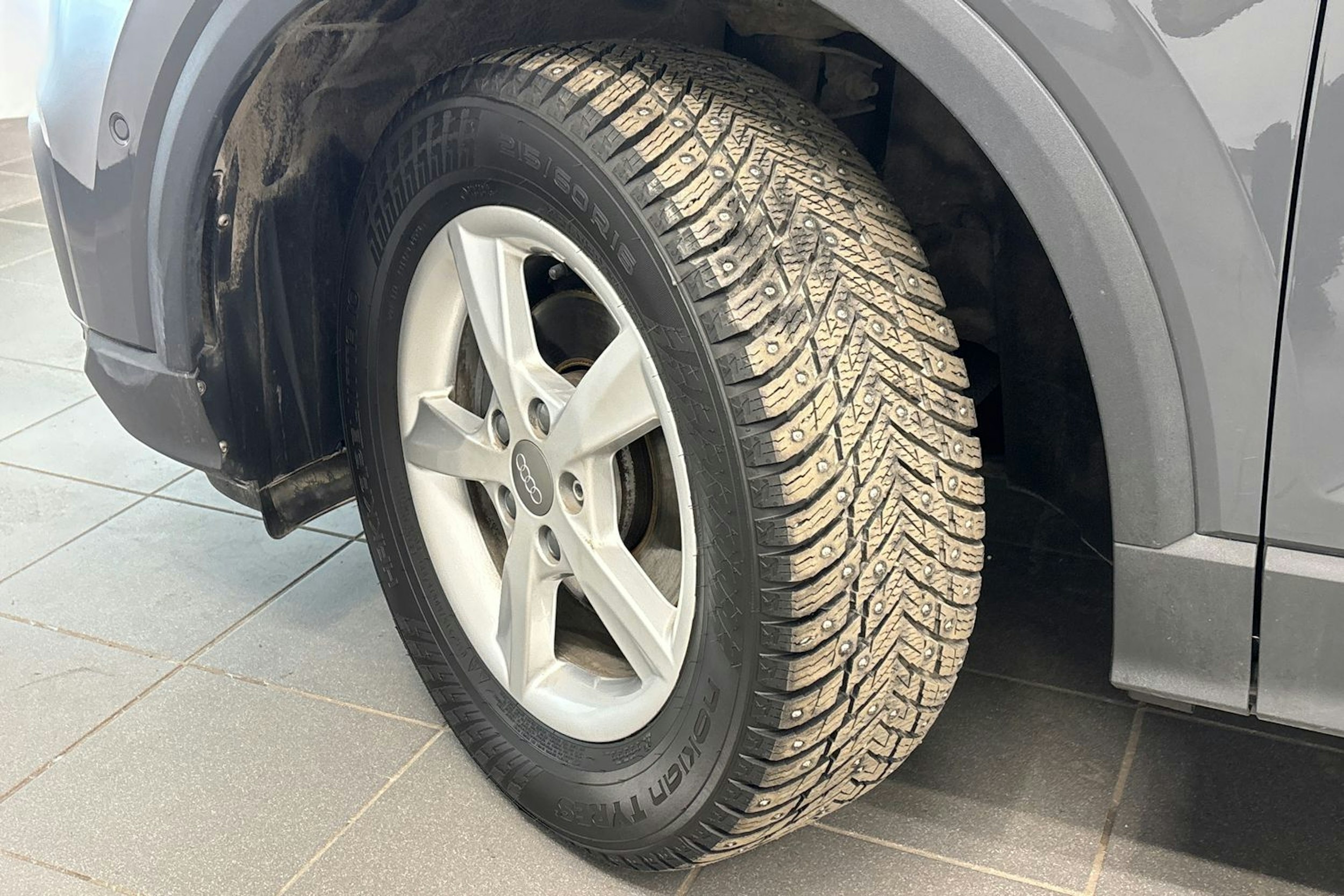 harmaa Audi Q2 2020 kuva 14.