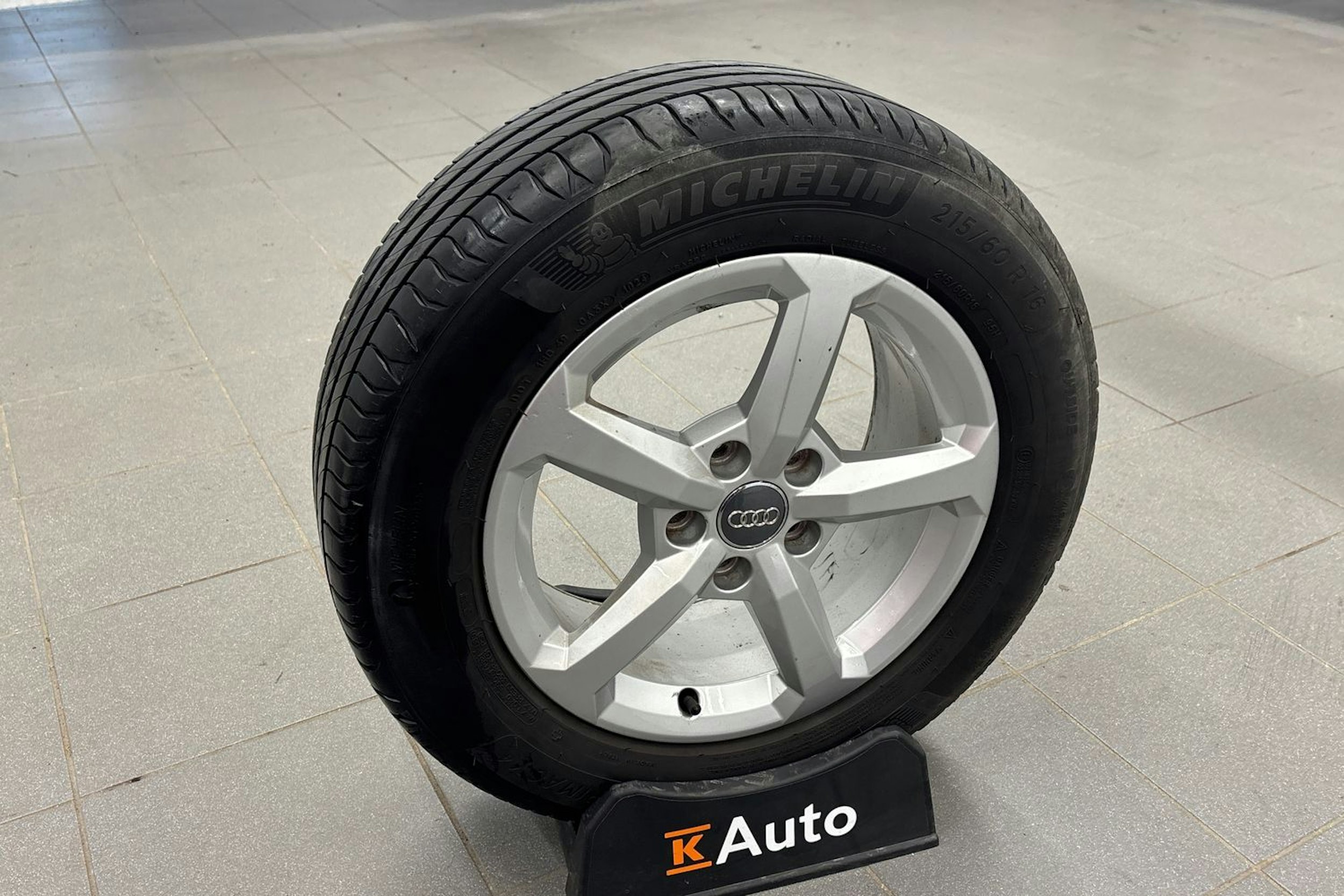 harmaa Audi Q2 2020 kuva 15.