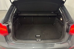 harmaa Audi Q2 2020 kuva 17.