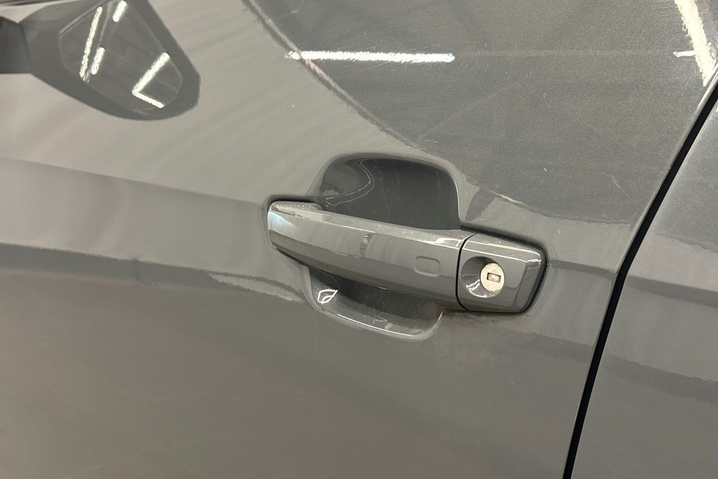 harmaa Audi Q2 2020 kuva 18.