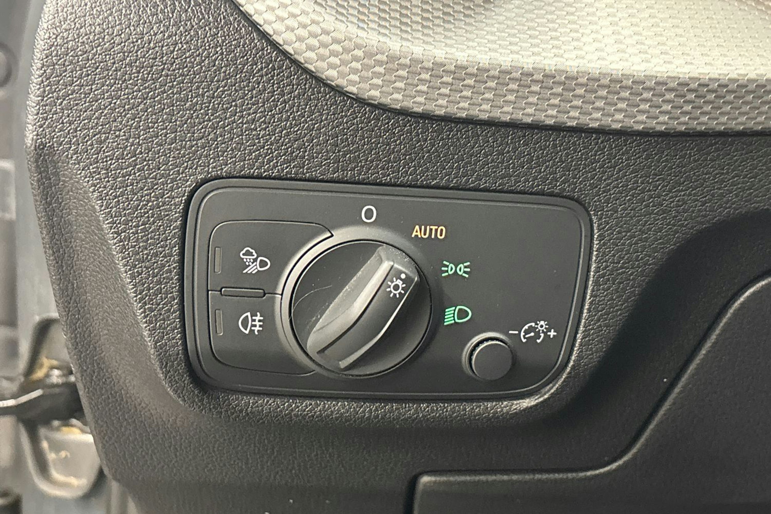 harmaa Audi Q2 2020 kuva 20.