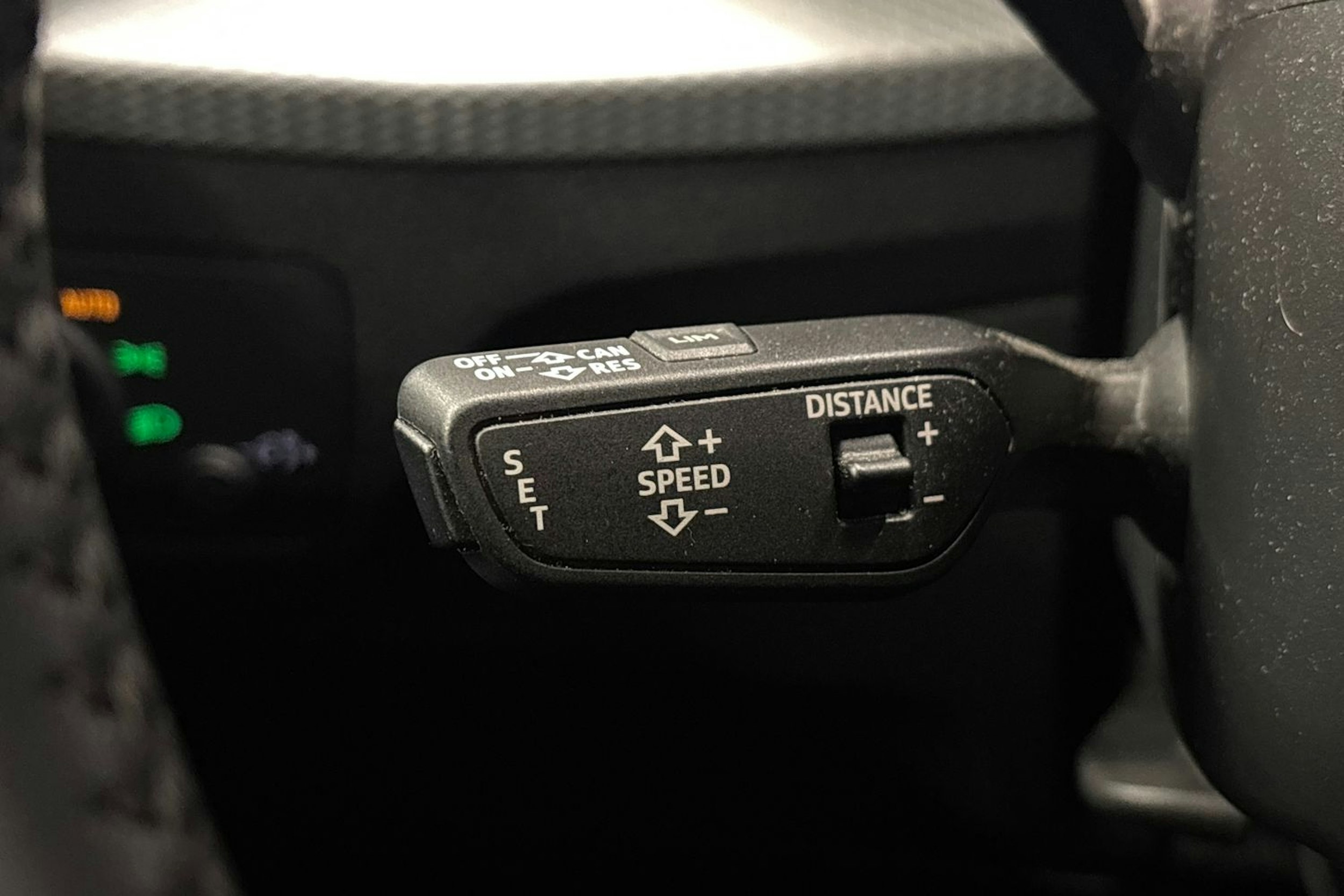 harmaa Audi Q2 2020 kuva 21.