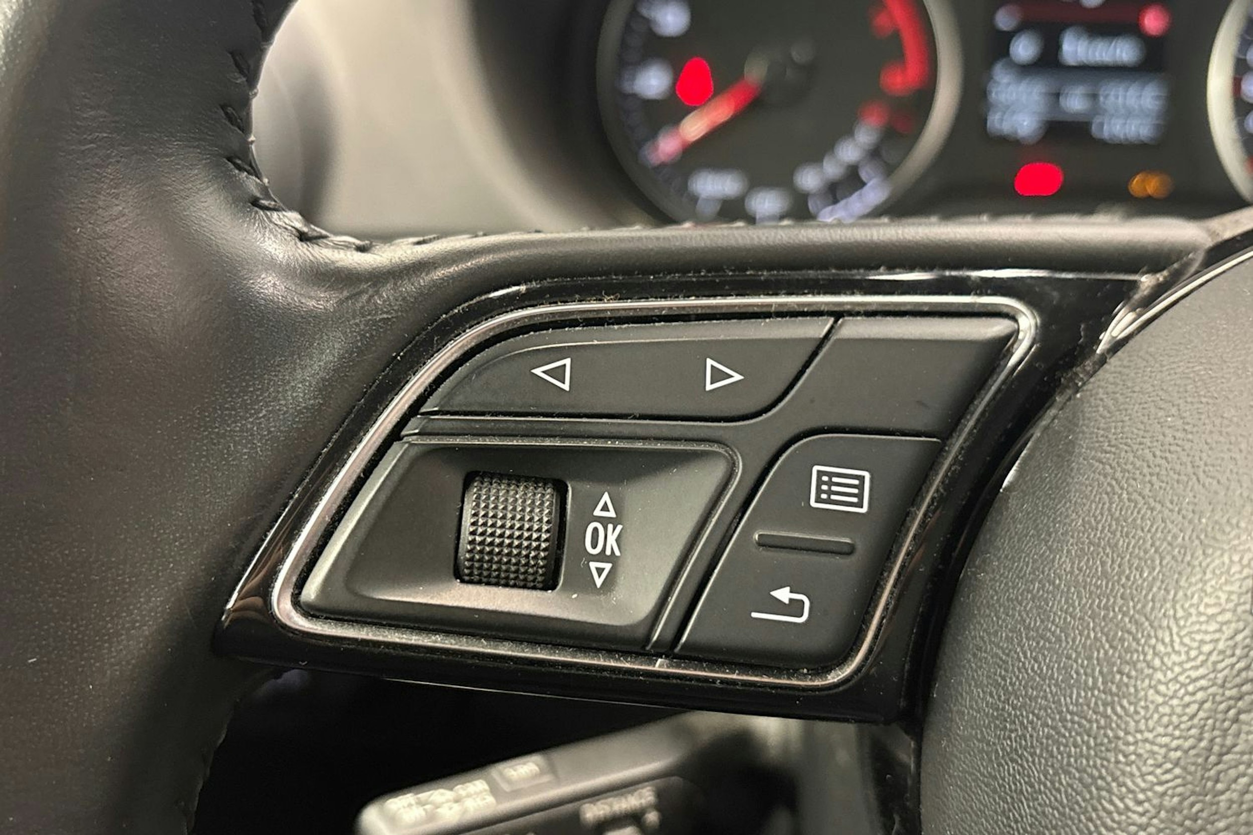 harmaa Audi Q2 2020 kuva 22.