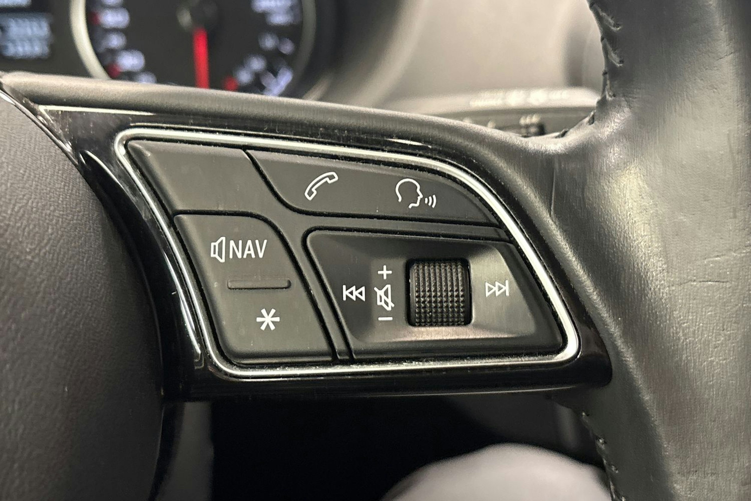 harmaa Audi Q2 2020 kuva 23.