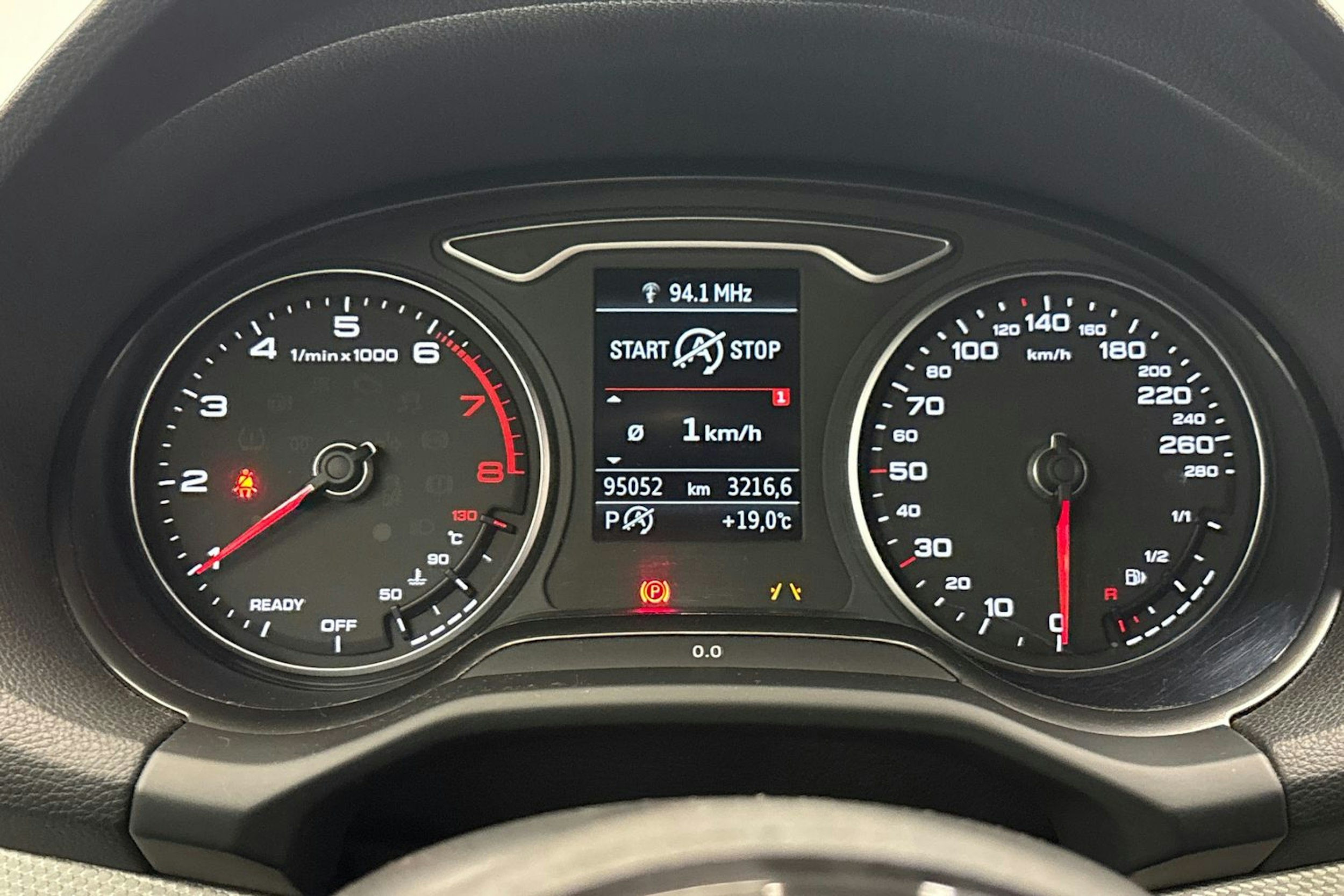 harmaa Audi Q2 2020 kuva 24.