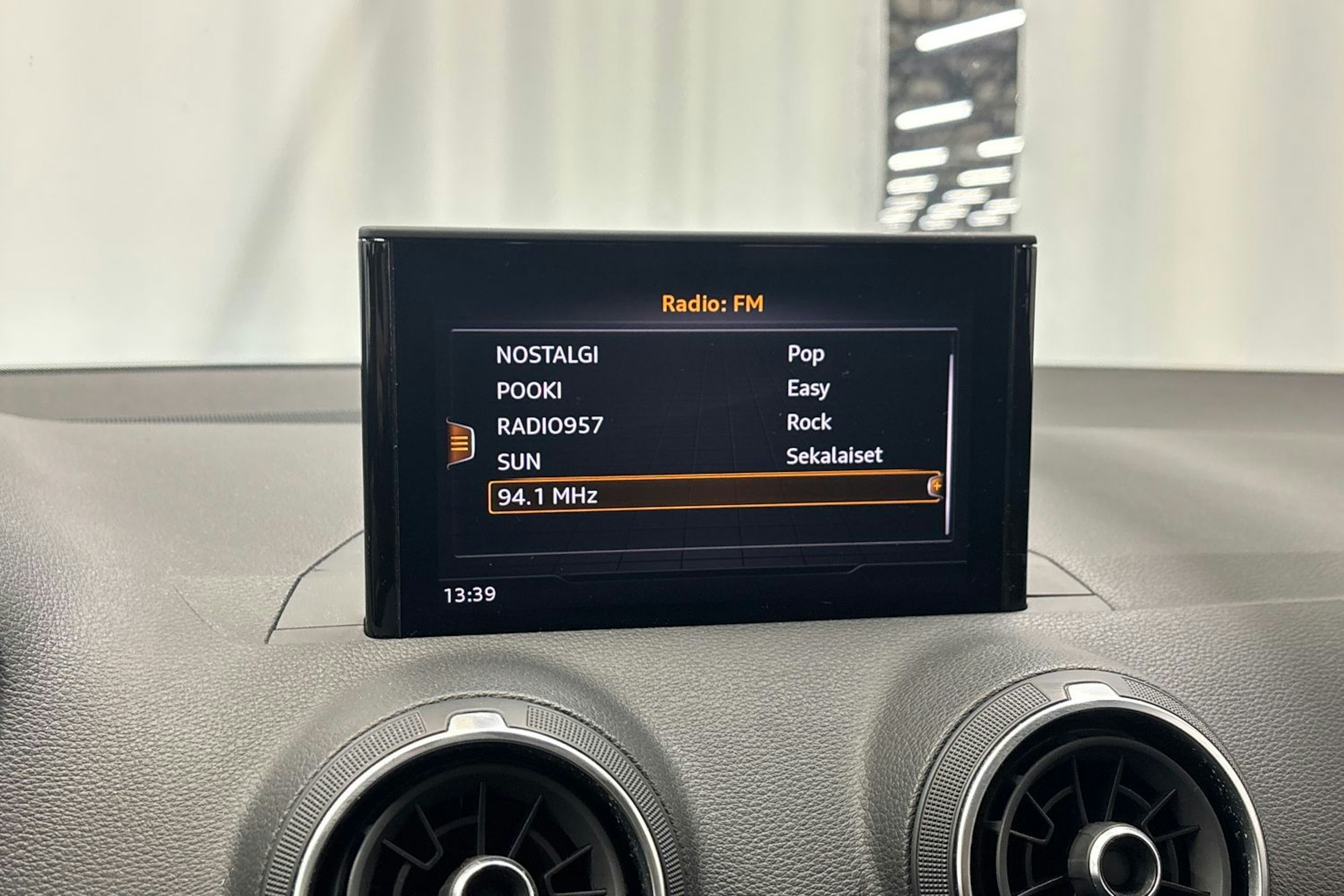 harmaa Audi Q2 2020 kuva 25.