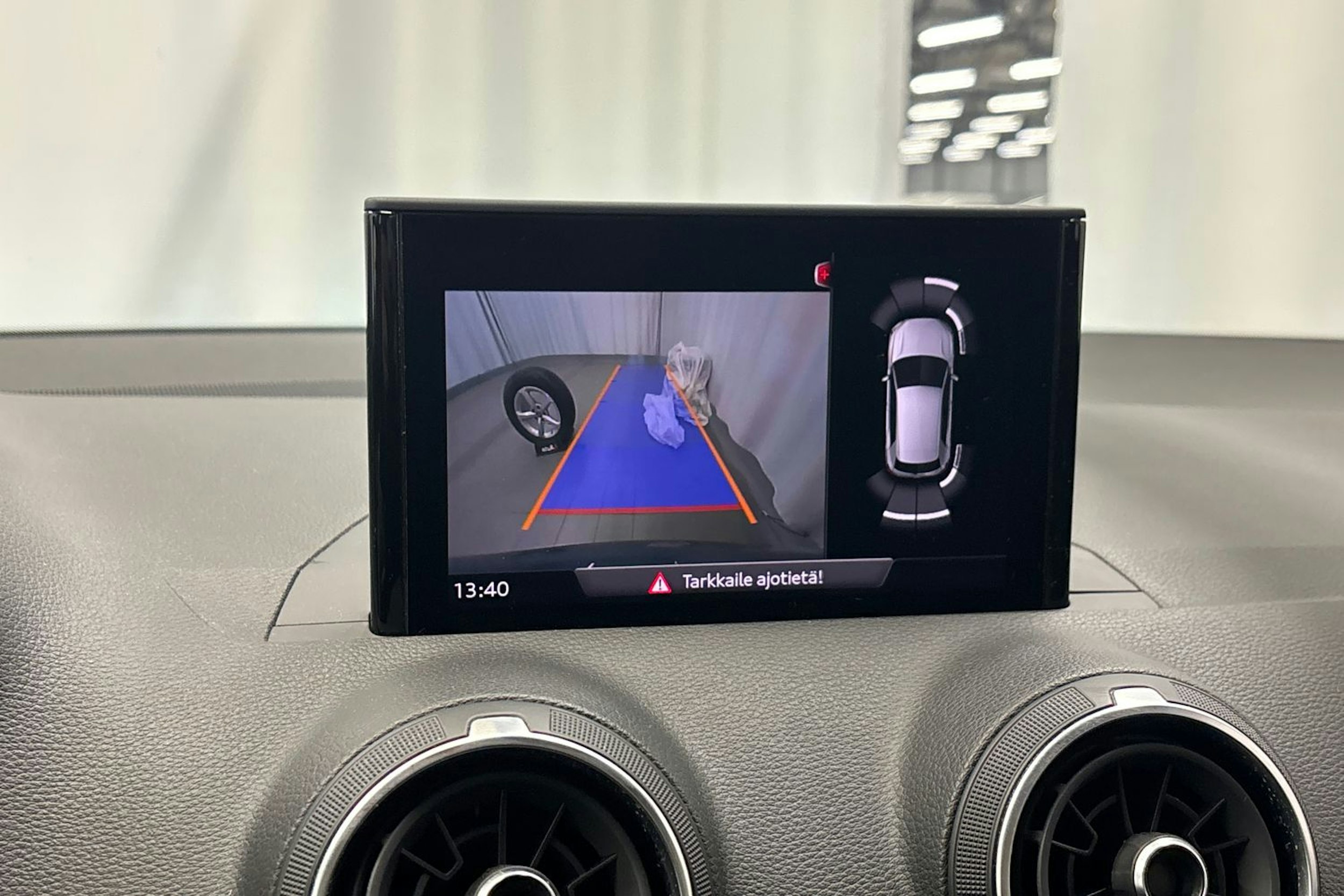 harmaa Audi Q2 2020 kuva 26.