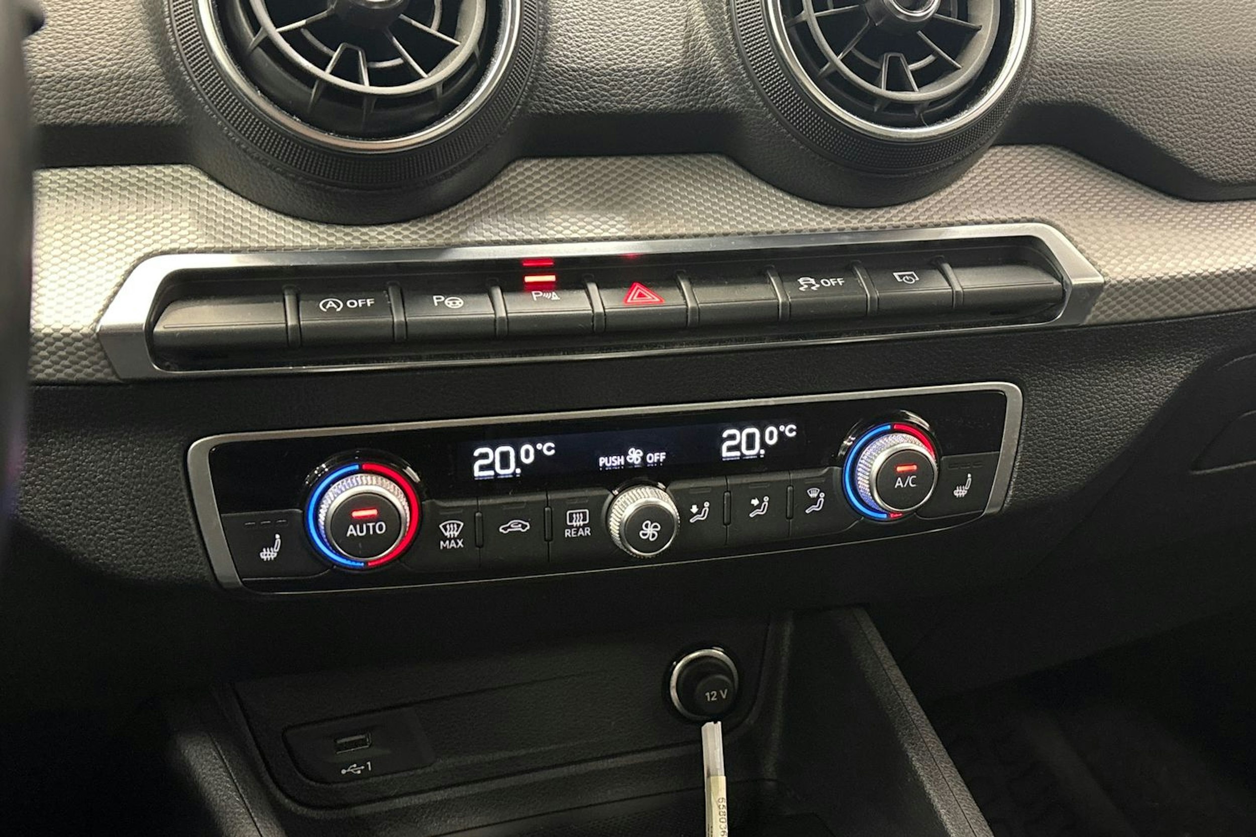 harmaa Audi Q2 2020 kuva 27.