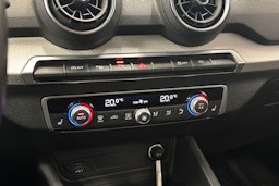 harmaa Audi Q2 2020 kuva 27.