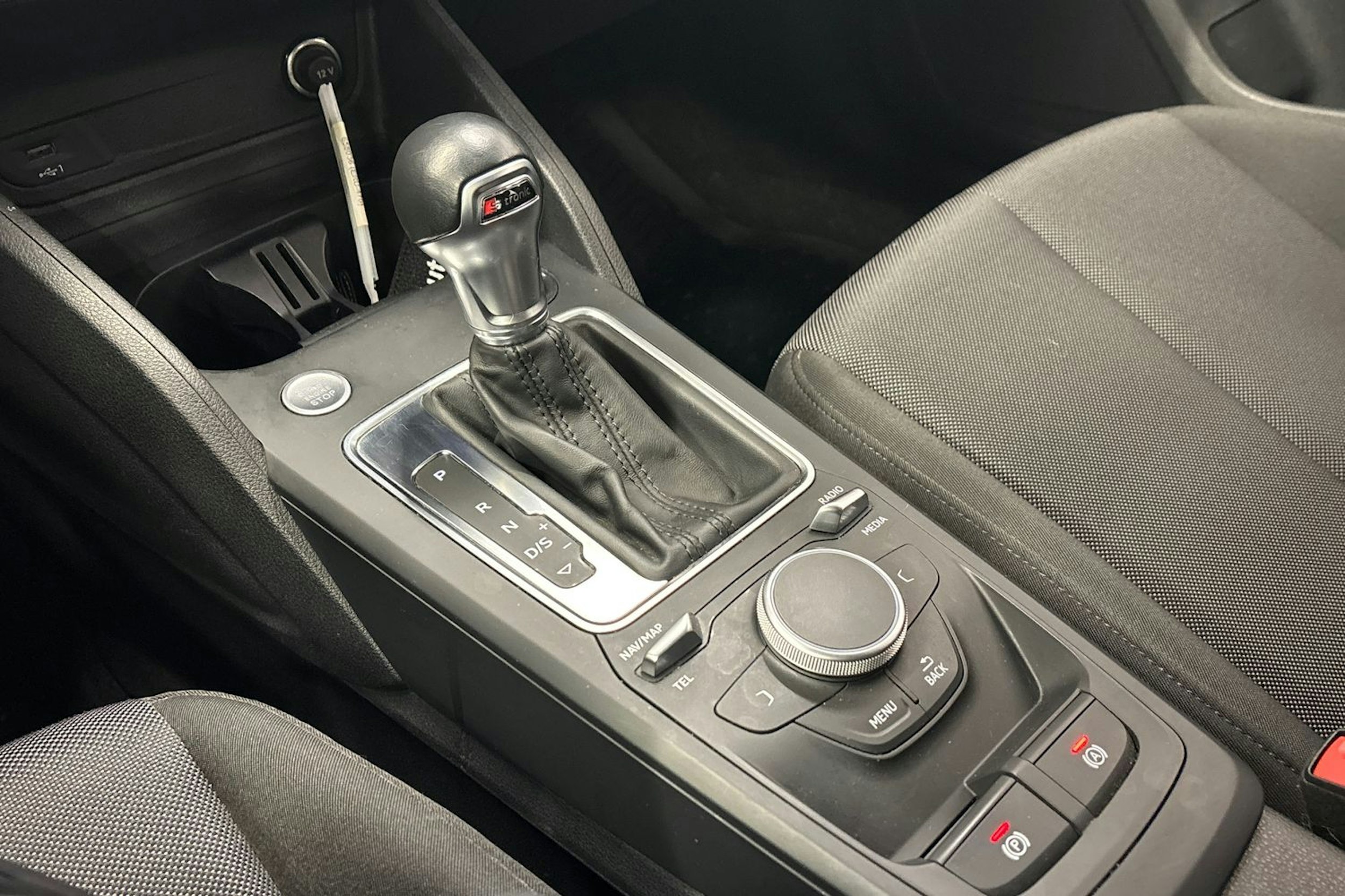 harmaa Audi Q2 2020 kuva 28.