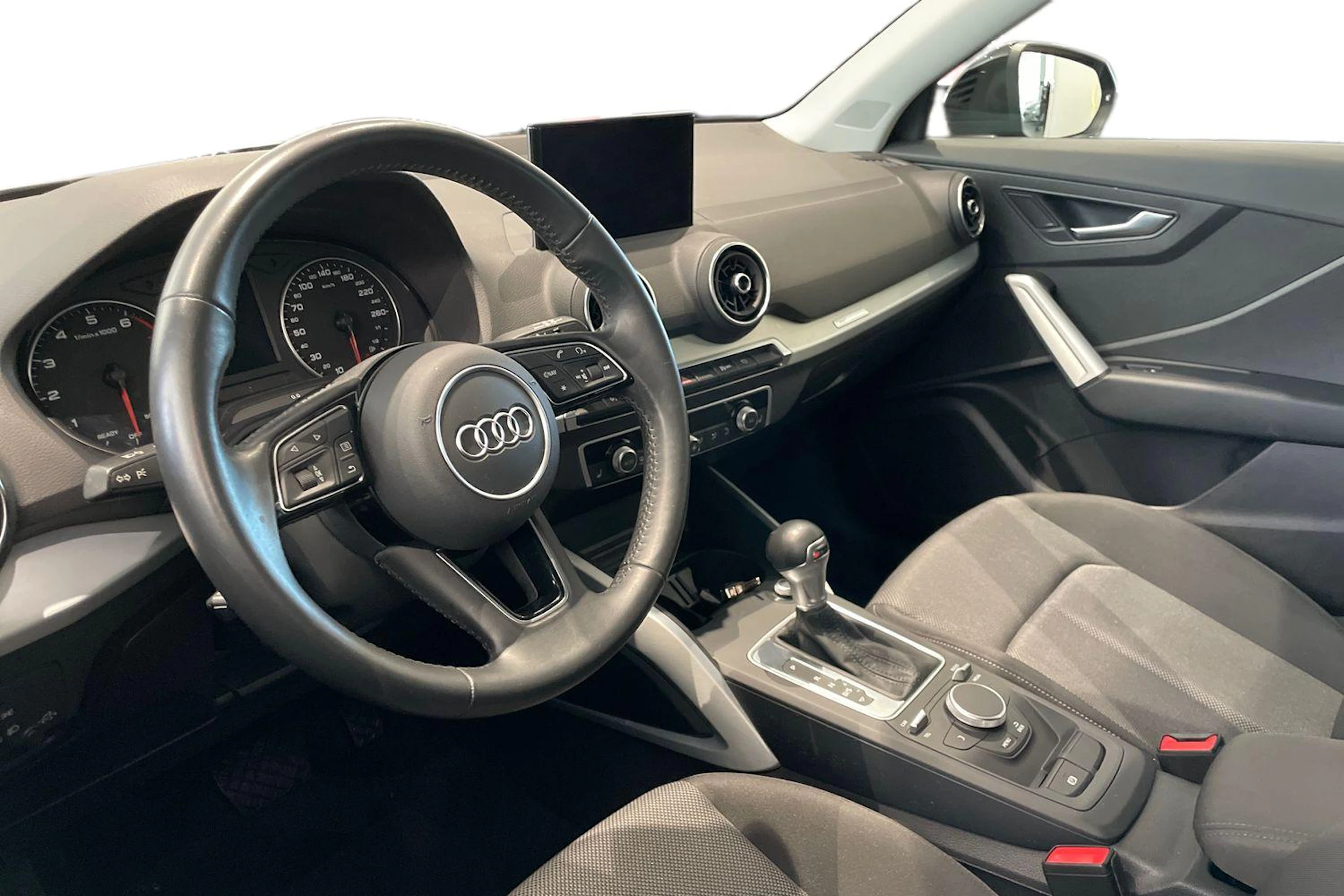 musta Audi Q2 2020 kuva 6.
