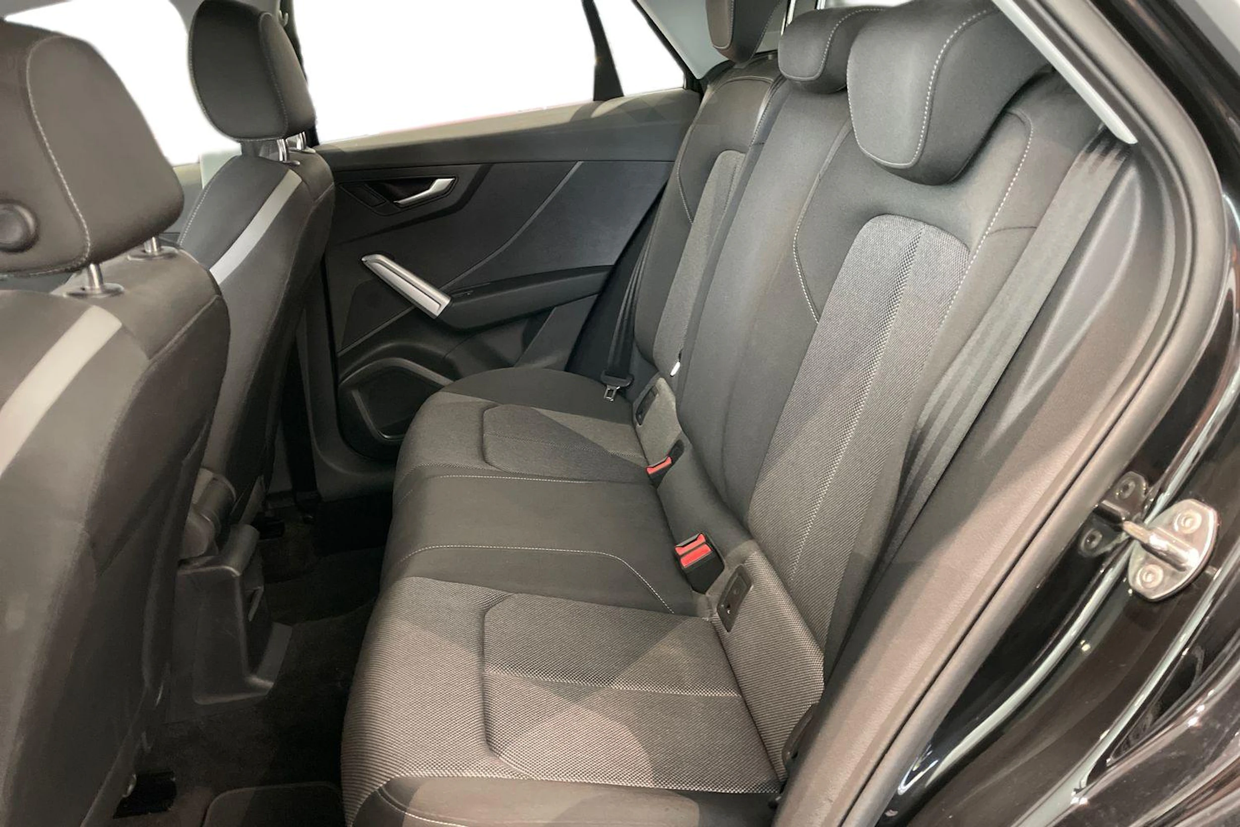 musta Audi Q2 2020 kuva 8.