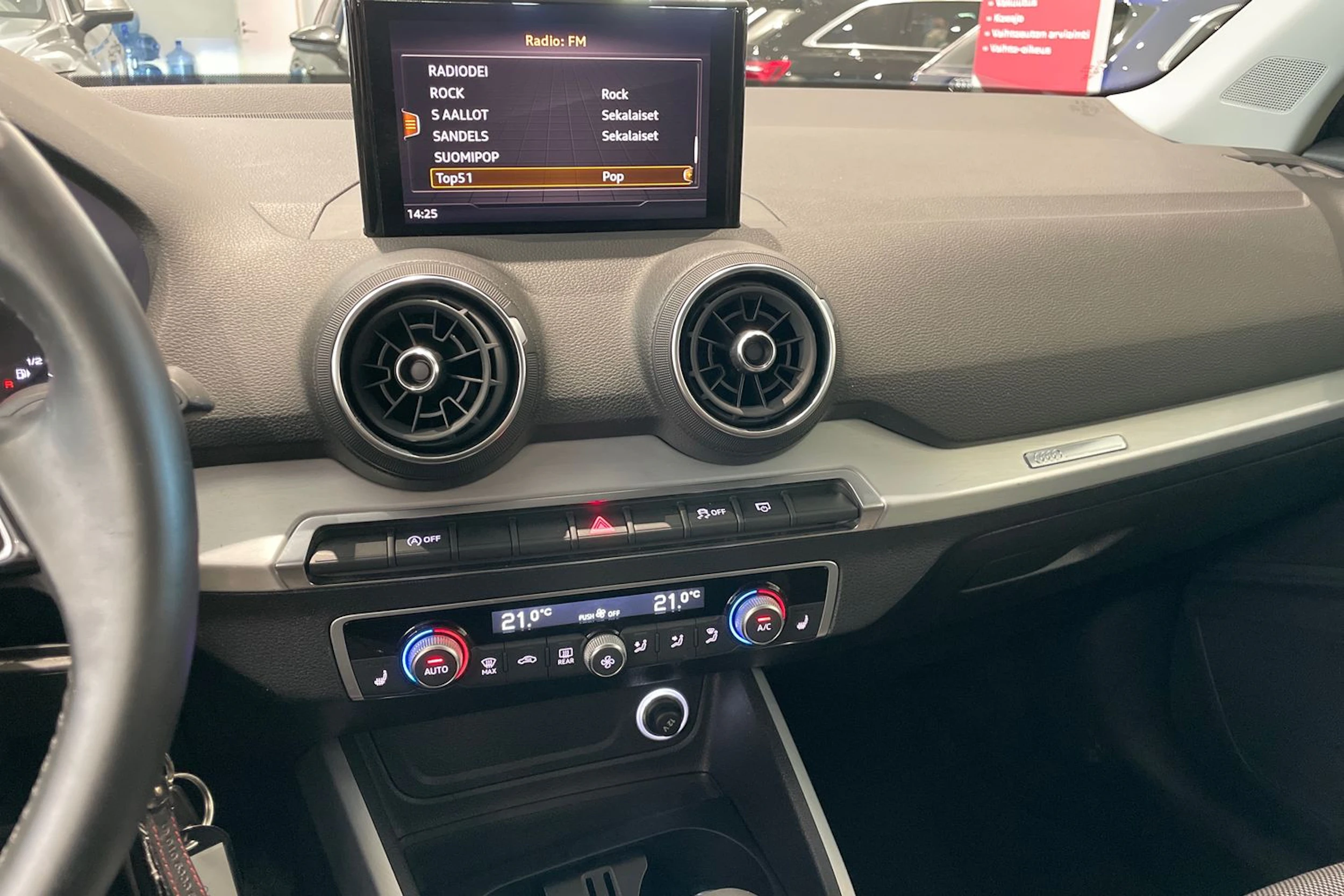 musta Audi Q2 2020 kuva 12.