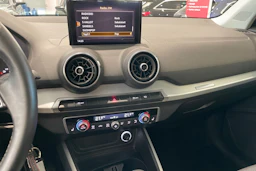 musta Audi Q2 2020 kuva 12.