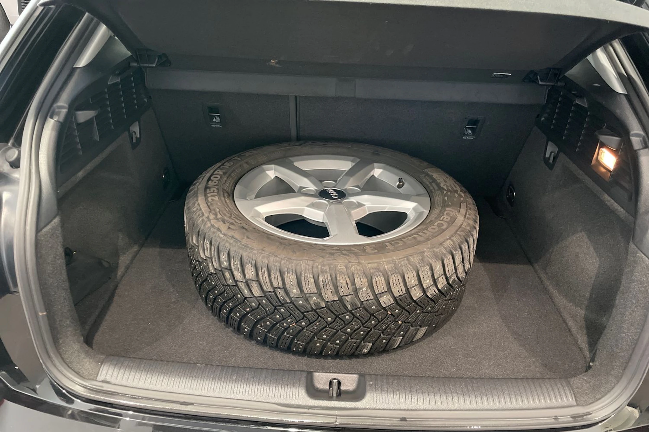 musta Audi Q2 2020 kuva 15.