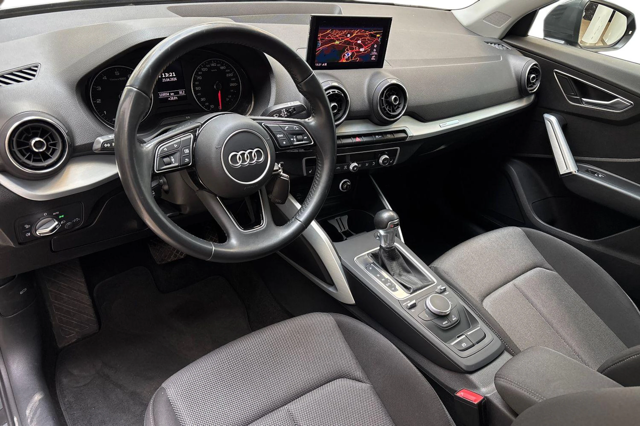 harmaa Audi Q2 2020 kuva 8.