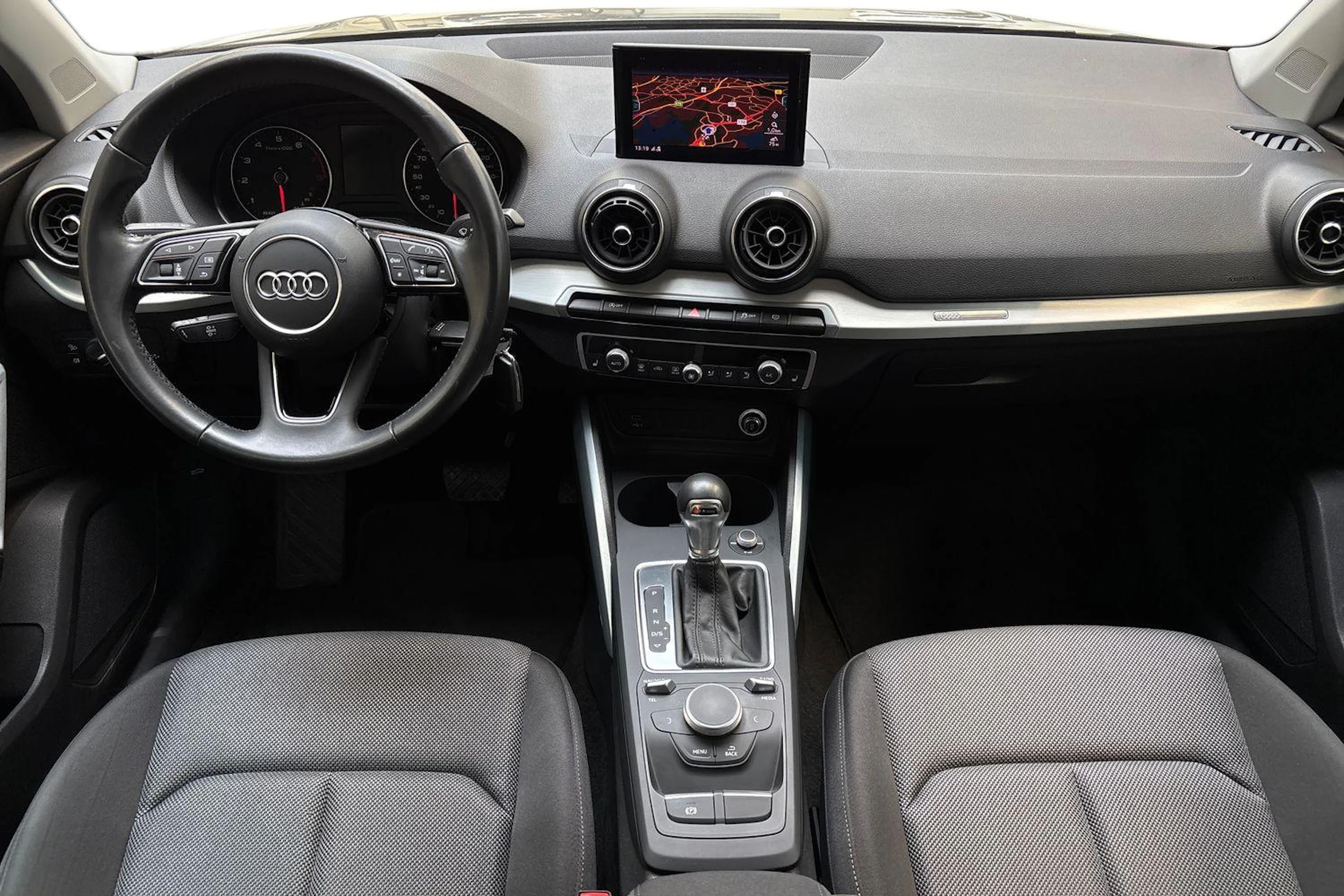 harmaa Audi Q2 2020 kuva 9.