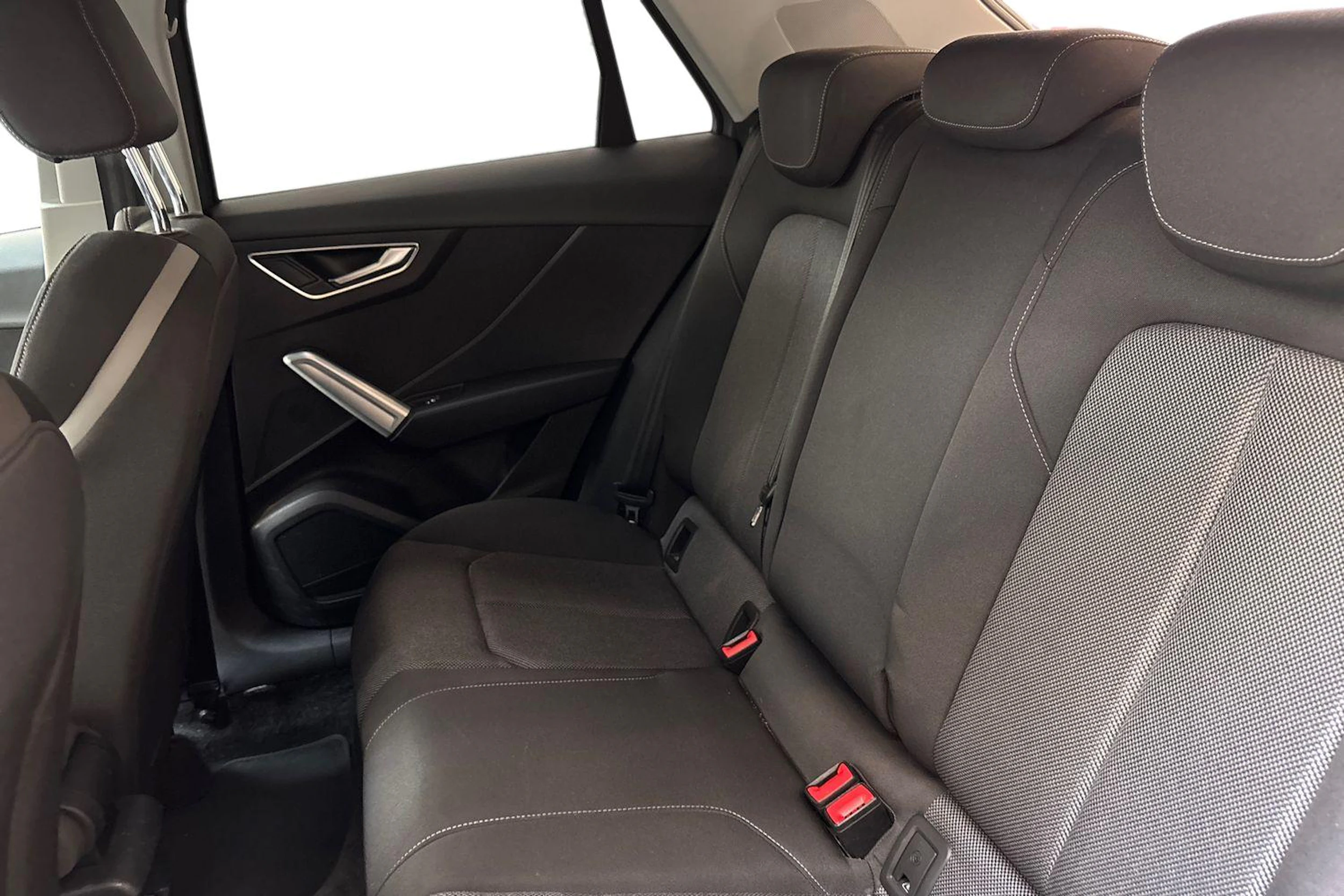 harmaa Audi Q2 2020 kuva 11.