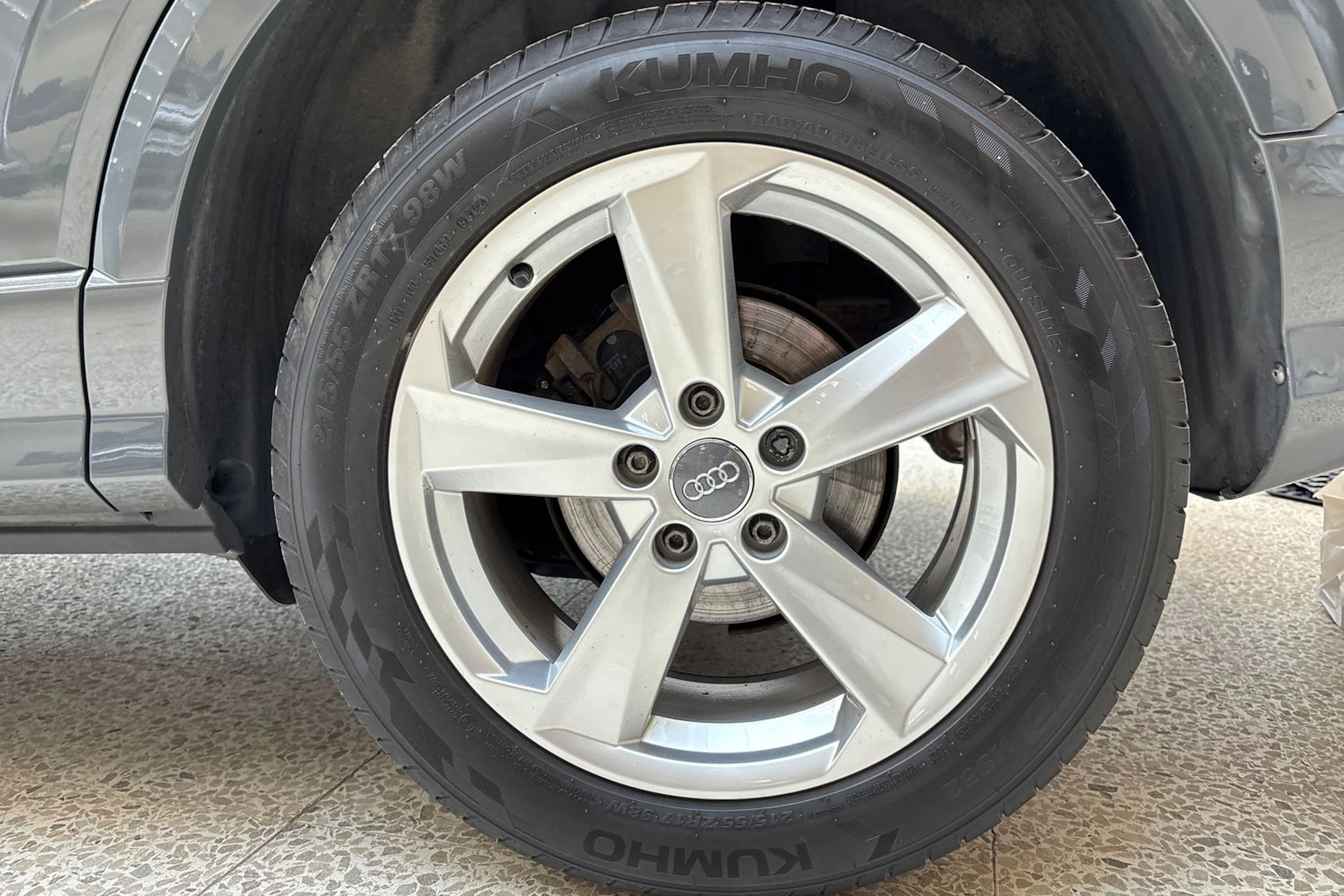 harmaa Audi Q2 2020 kuva 13.
