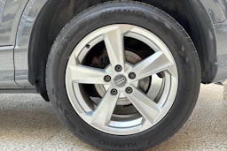 harmaa Audi Q2 2020 kuva 13.