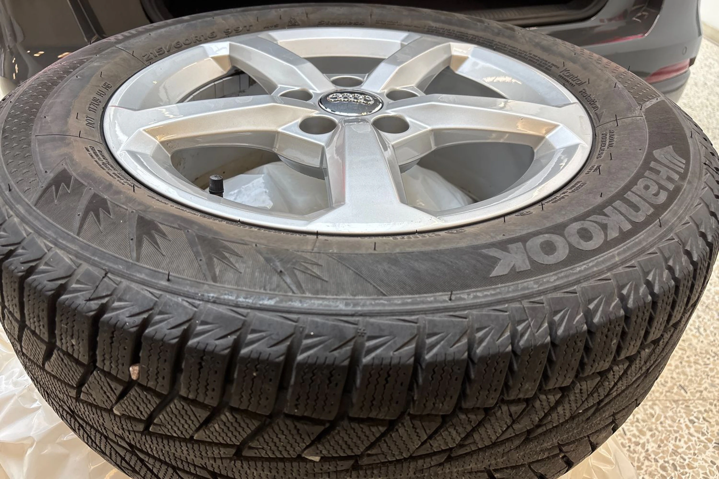 harmaa Audi Q2 2020 kuva 15.
