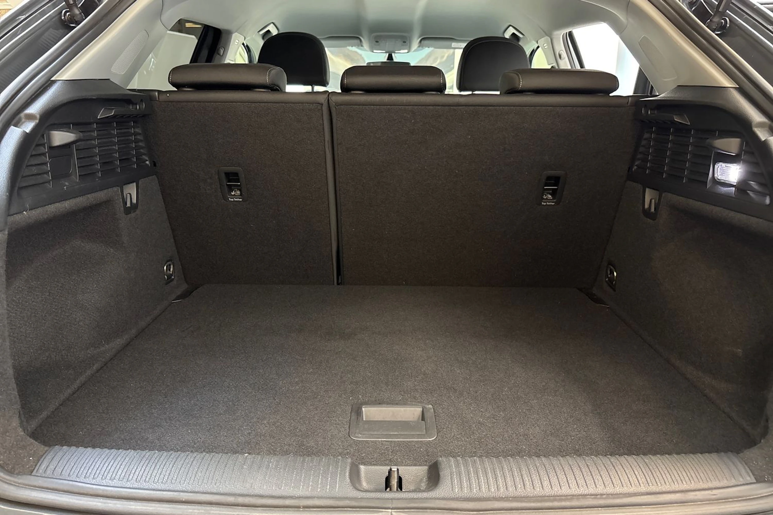 harmaa Audi Q2 2020 kuva 16.