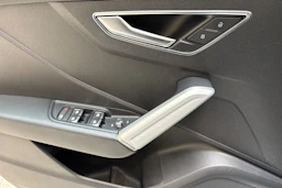 harmaa Audi Q2 2020 kuva 17.