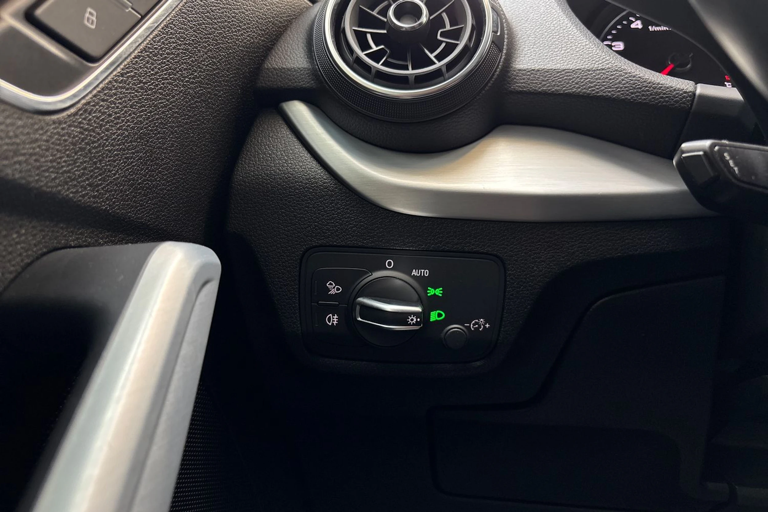 harmaa Audi Q2 2020 kuva 18.