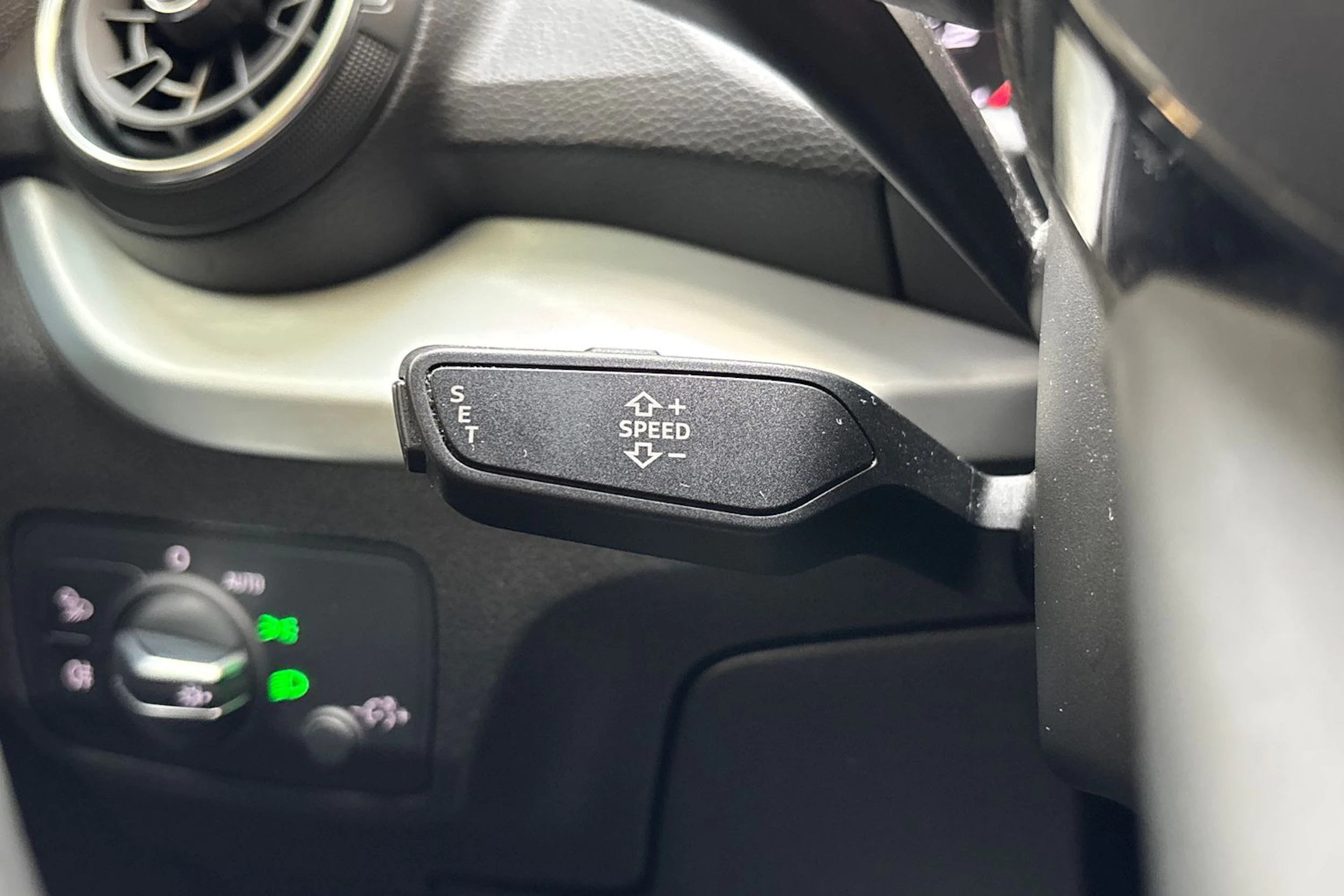 harmaa Audi Q2 2020 kuva 19.