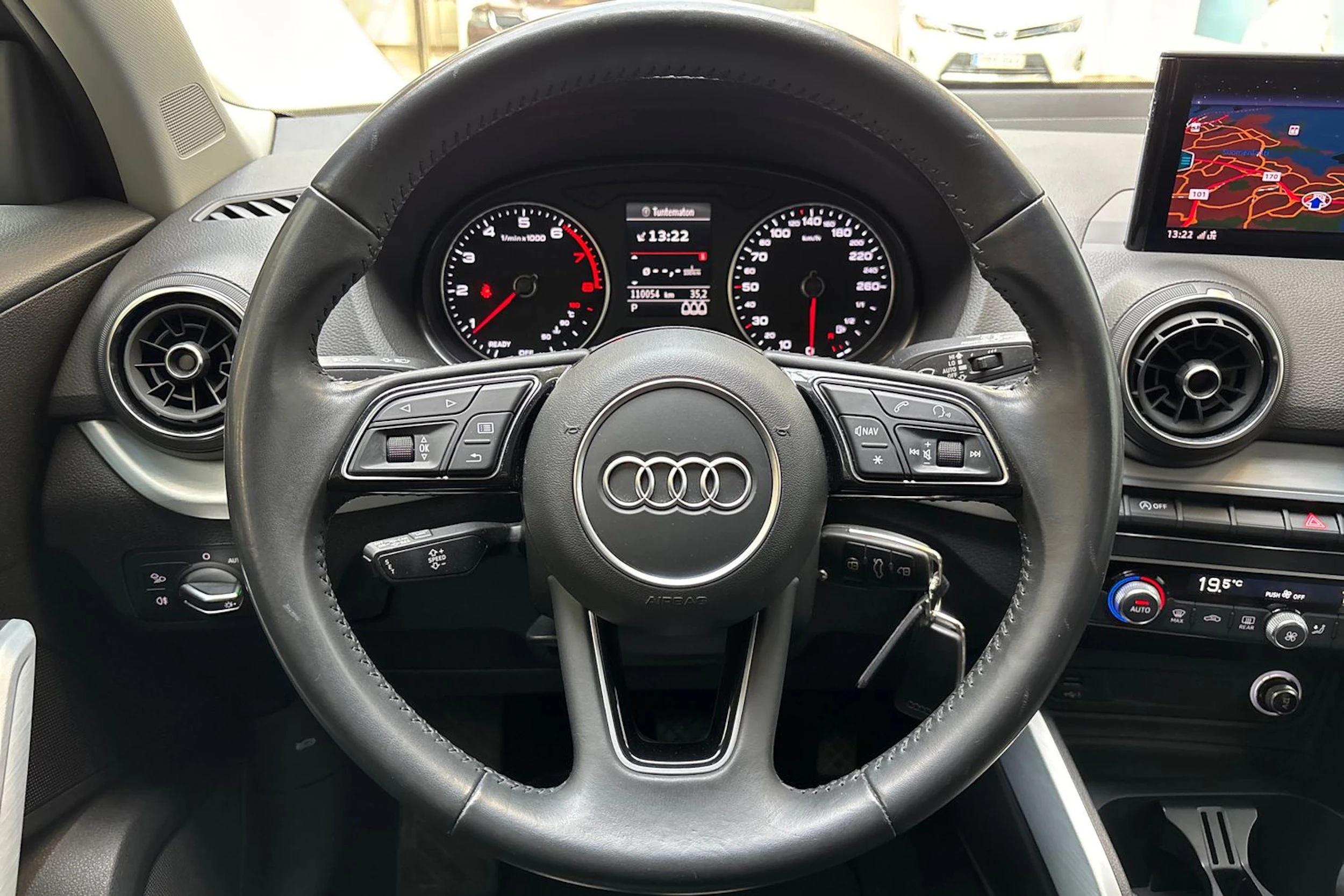 harmaa Audi Q2 2020 kuva 20.