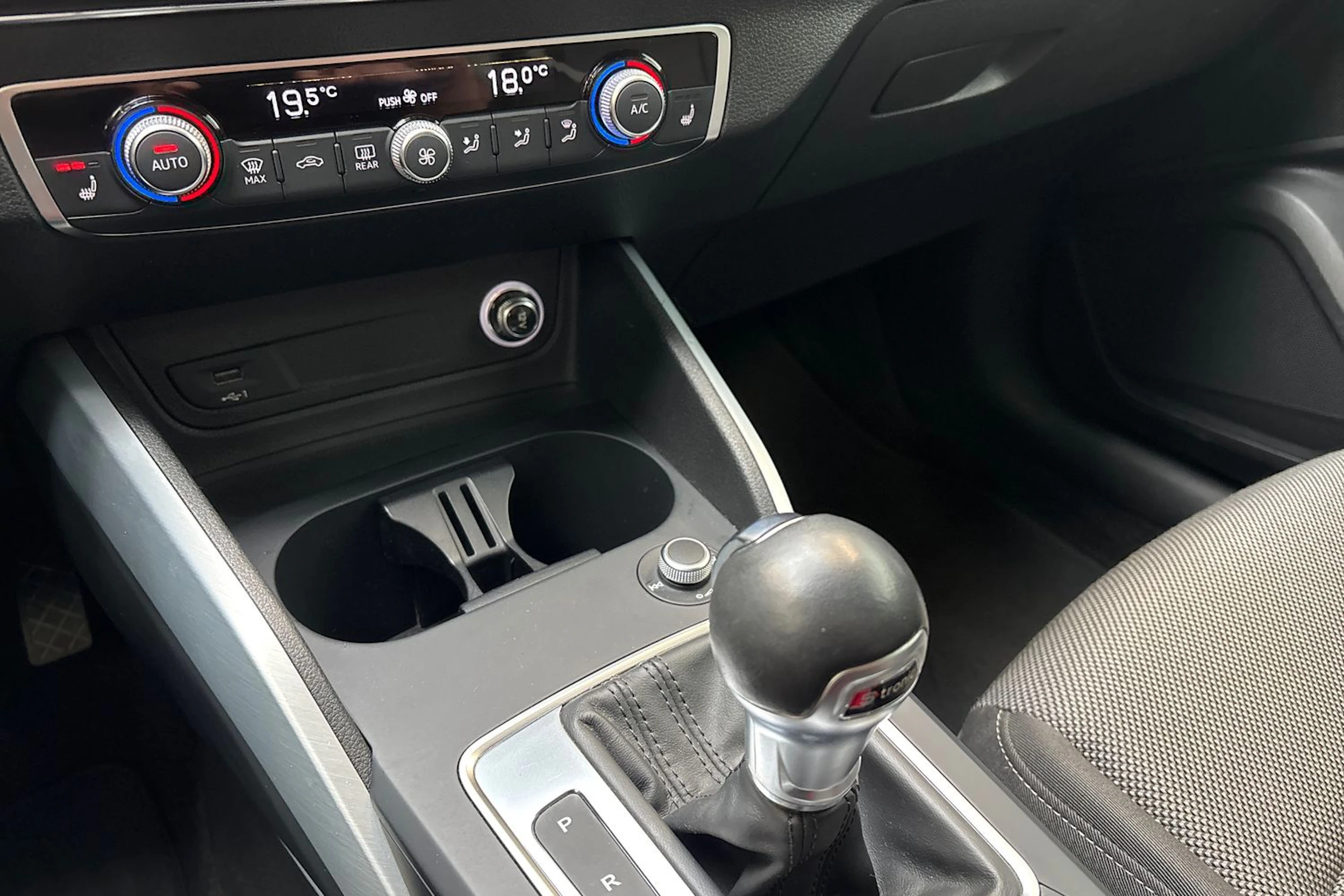 harmaa Audi Q2 2020 kuva 23.