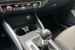 harmaa Audi Q2 2020 kuva 23.