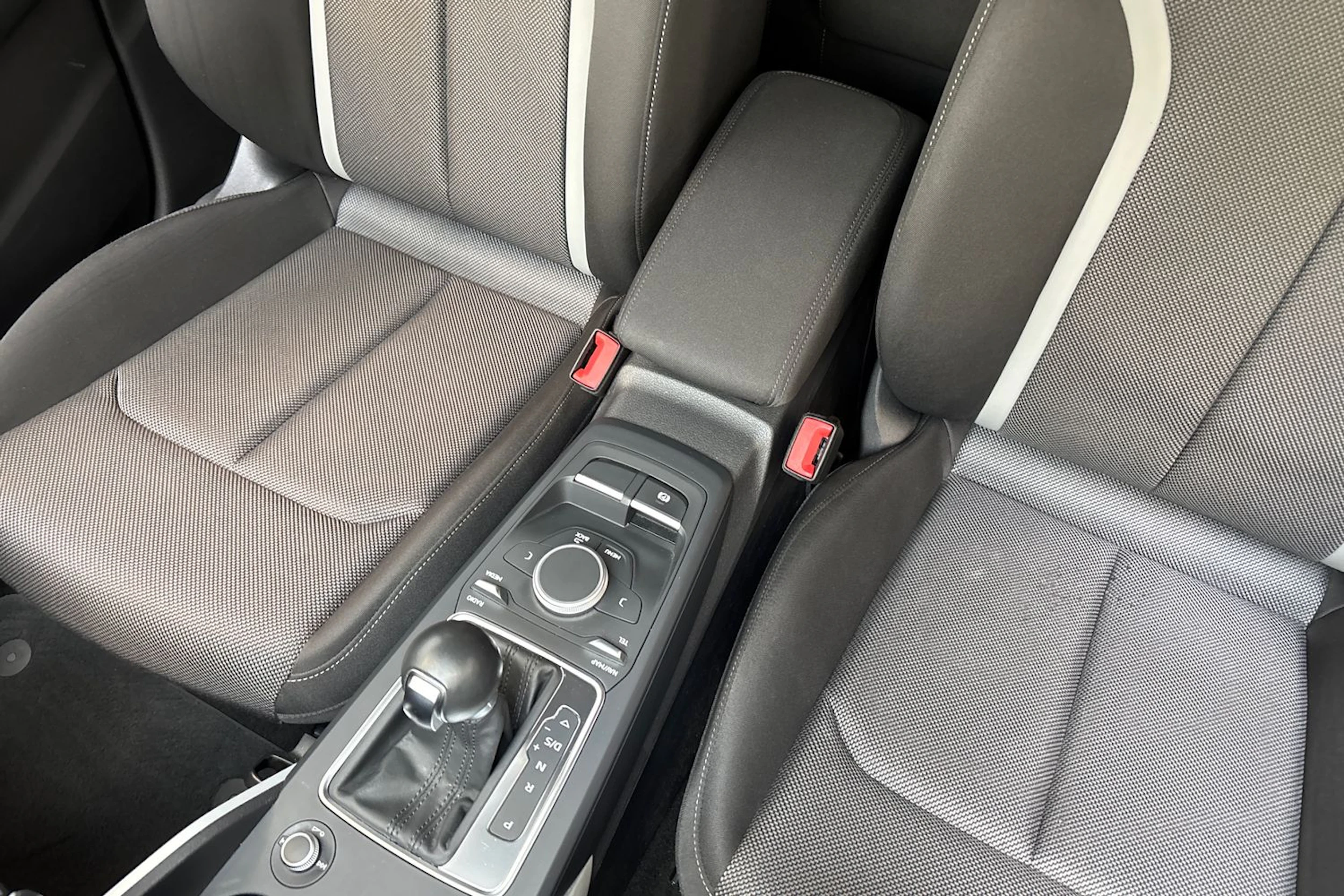 harmaa Audi Q2 2020 kuva 24.