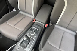 harmaa Audi Q2 2020 kuva 24.