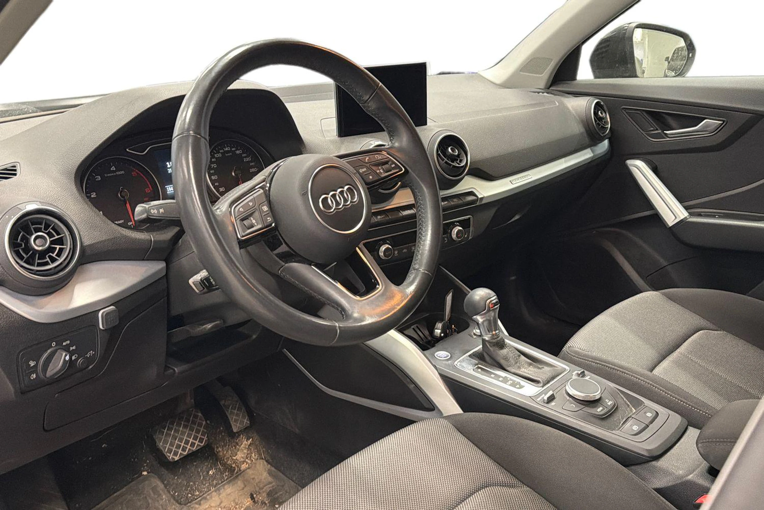 Musta Audi Q2 2020 kuva 3.