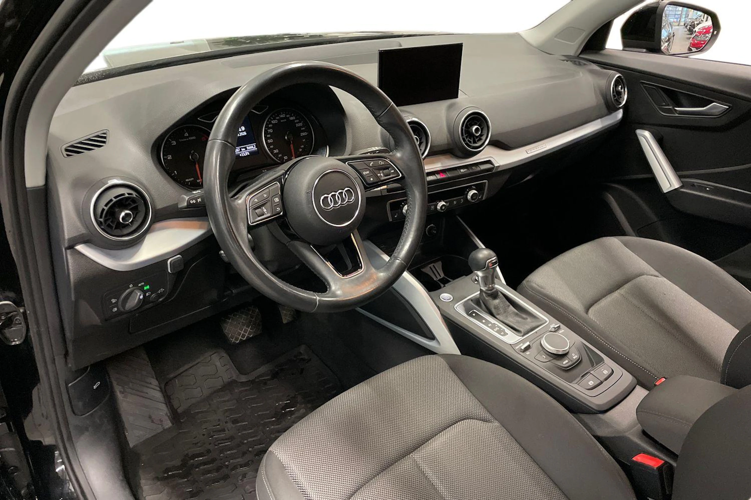 Musta Audi Q2 2020 kuva 6.