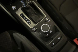 Musta Audi Q2 2020 kuva 17.