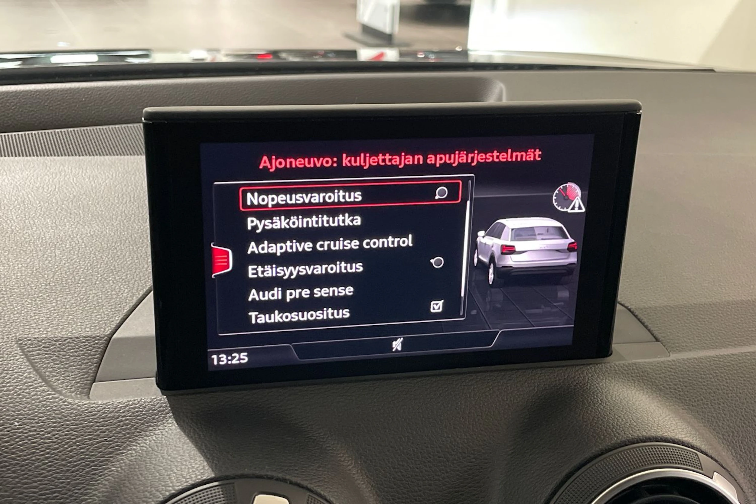 Musta Audi Q2 2020 kuva 20.