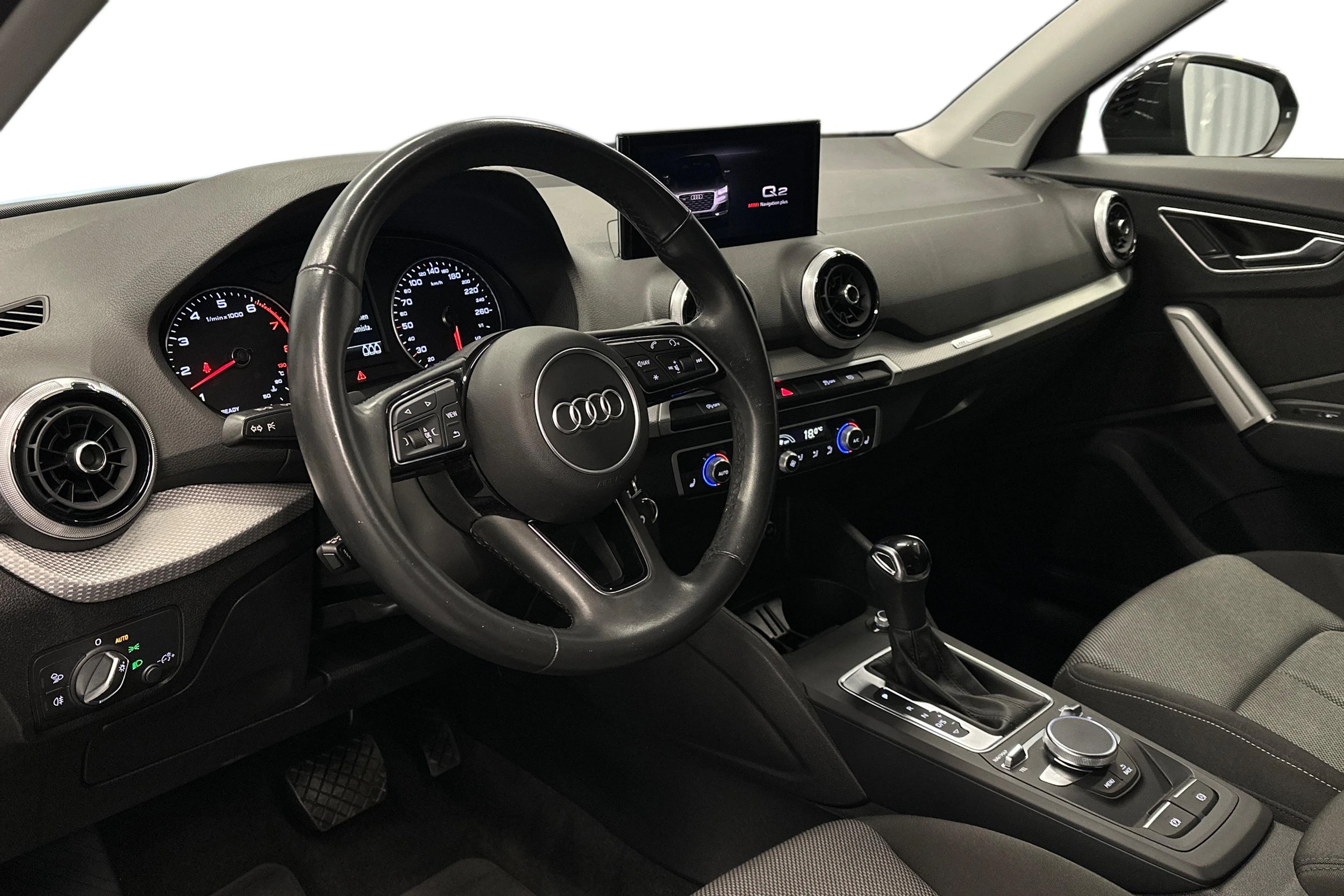 musta Audi Q2 2021 kuva 8.