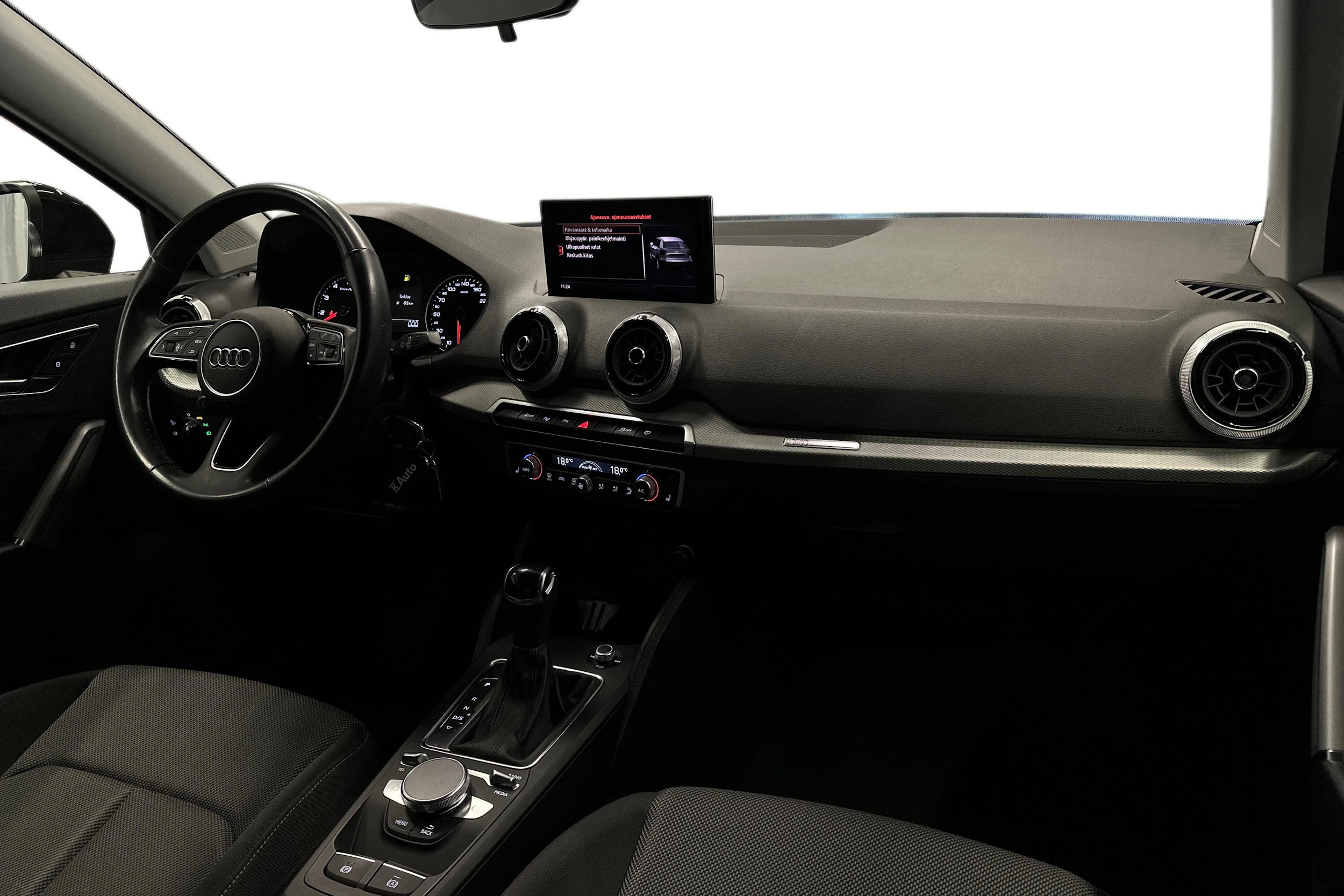 musta Audi Q2 2021 kuva 9.