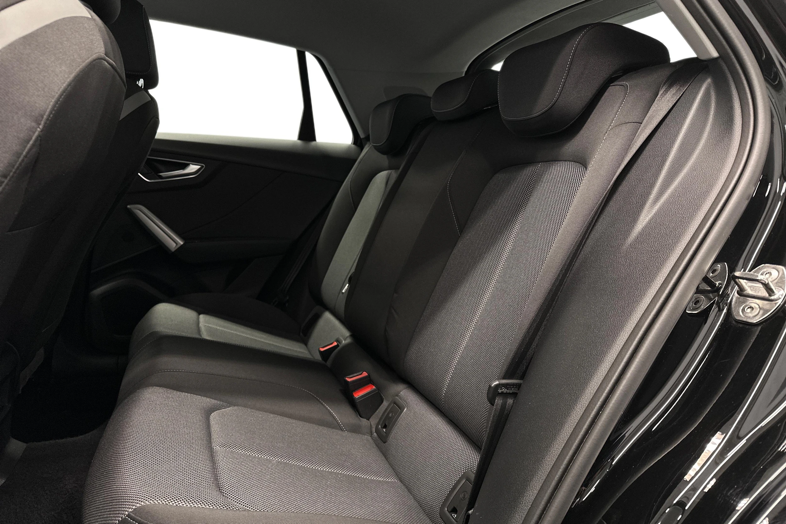 musta Audi Q2 2021 kuva 11.