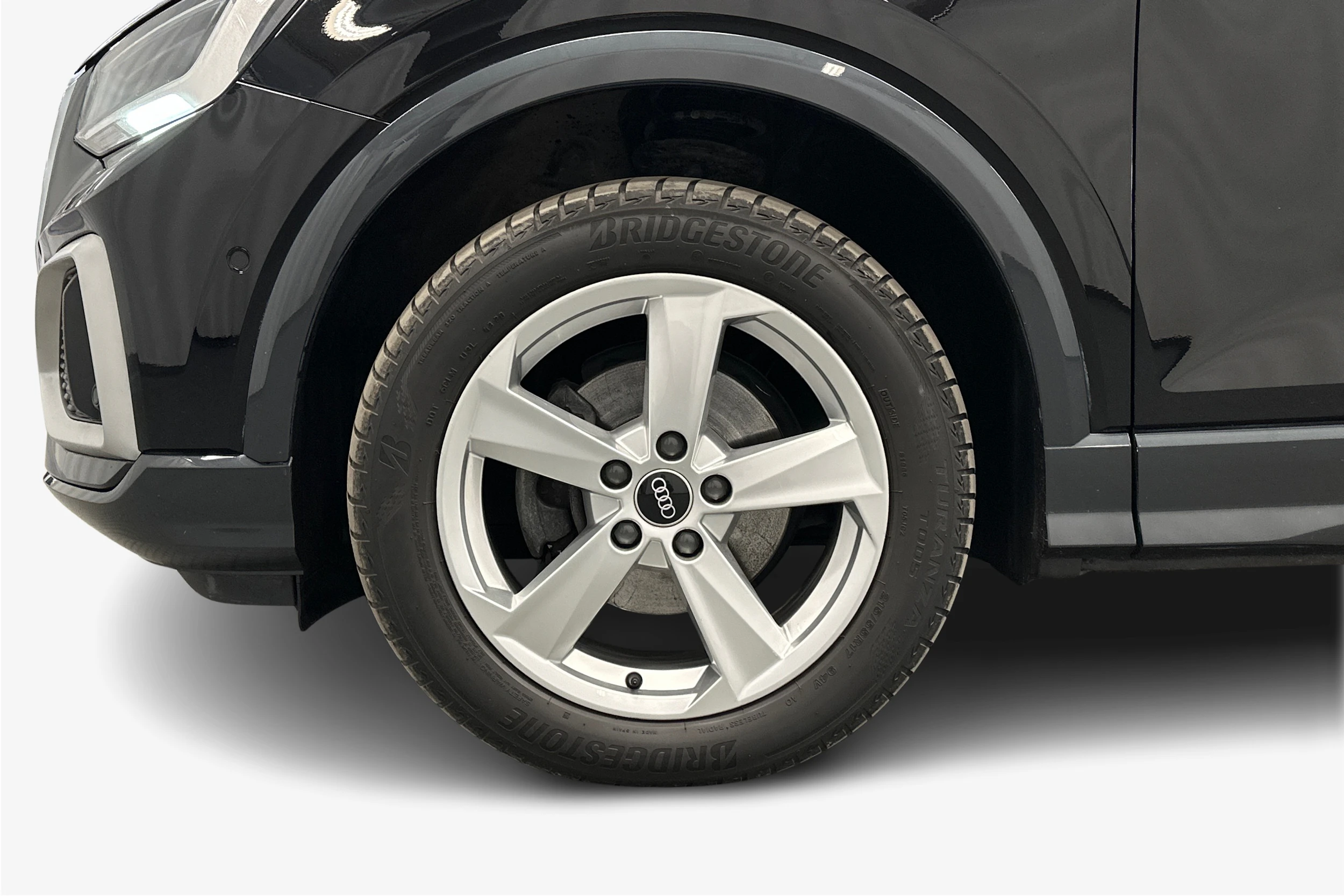musta Audi Q2 2021 kuva 12.