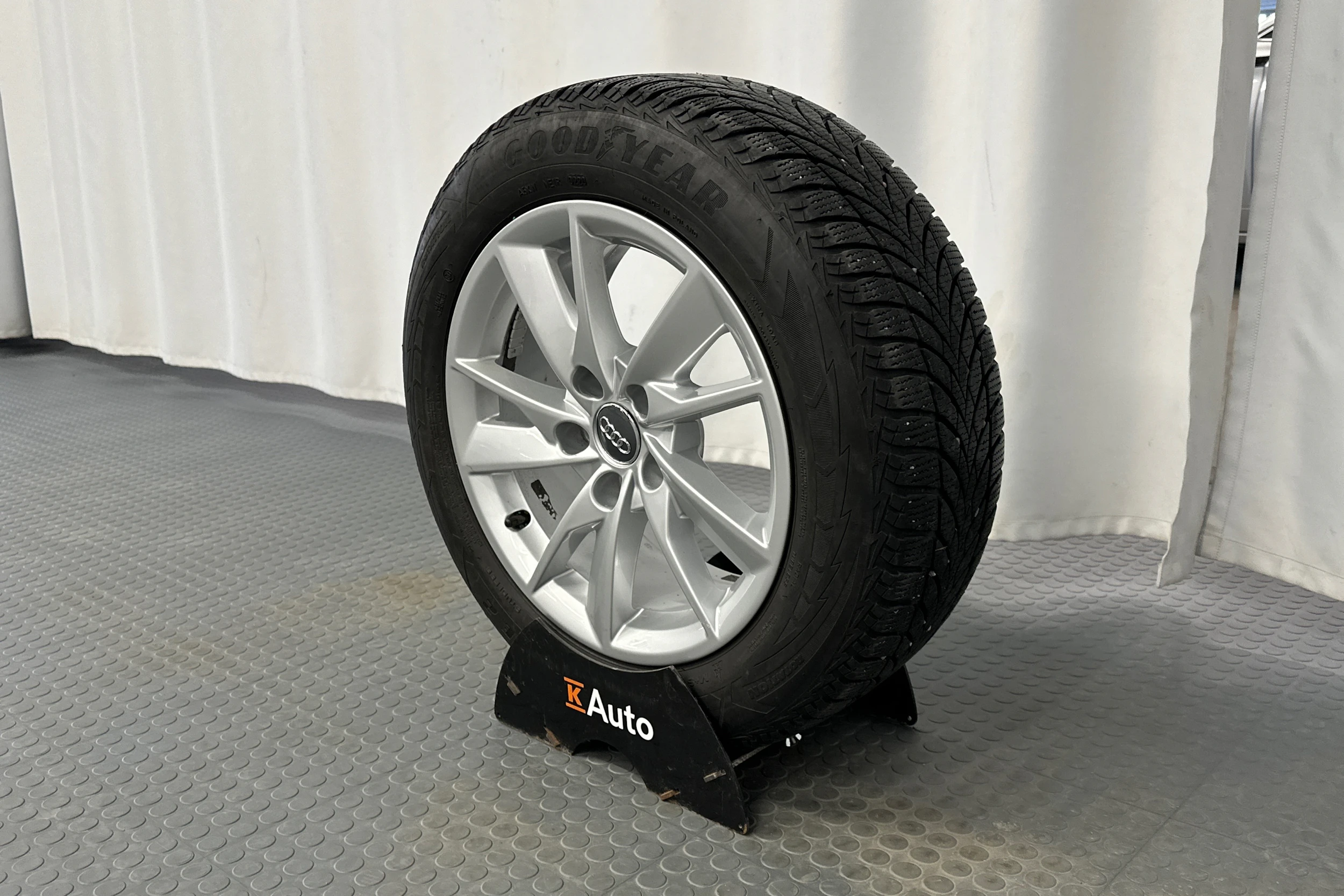 musta Audi Q2 2021 kuva 13.