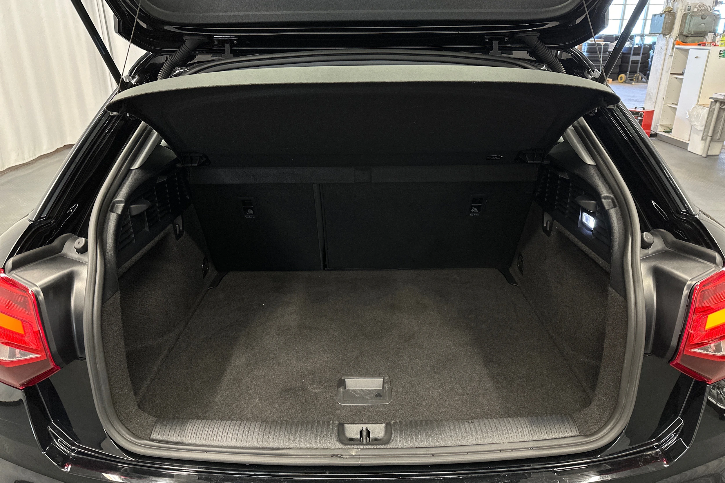 musta Audi Q2 2021 kuva 15.