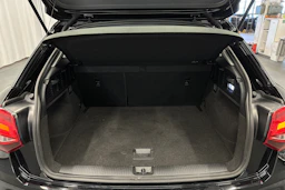 musta Audi Q2 2021 kuva 15.