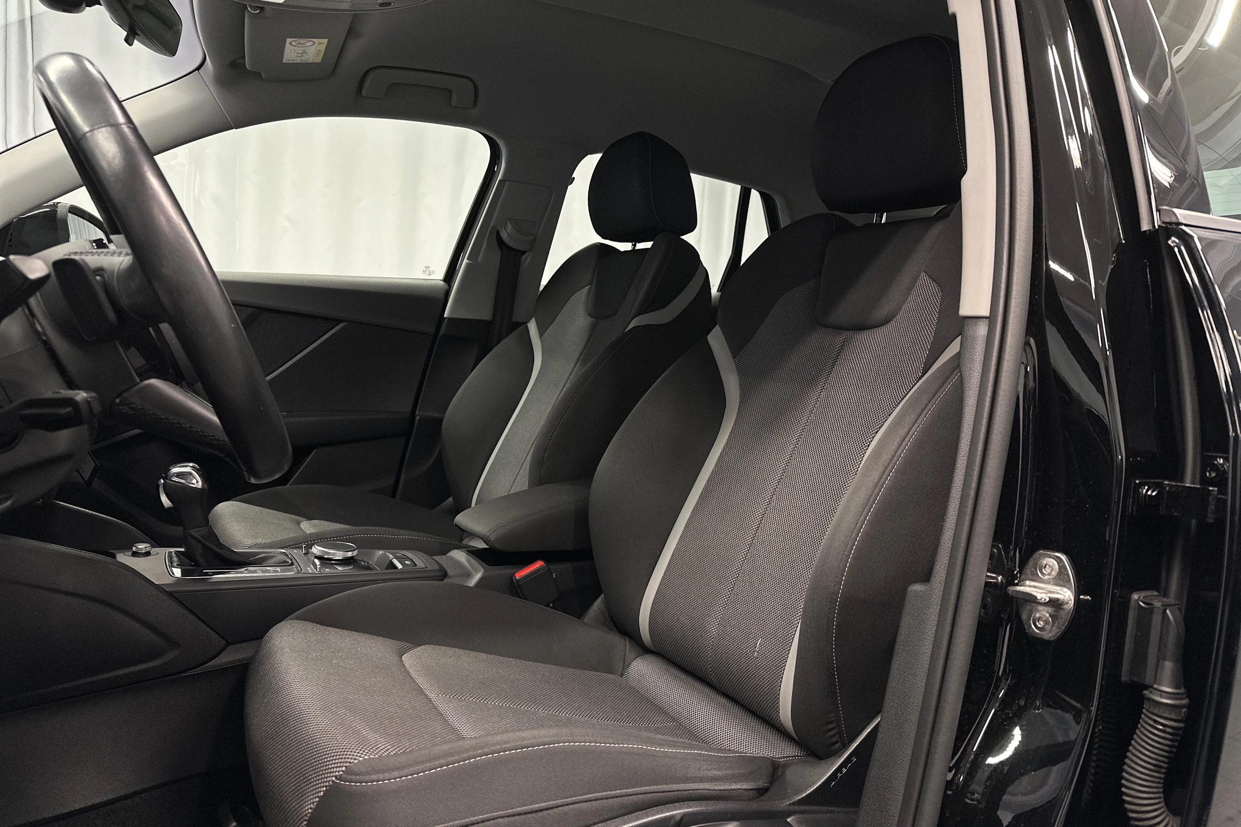musta Audi Q2 2021 kuva 16.