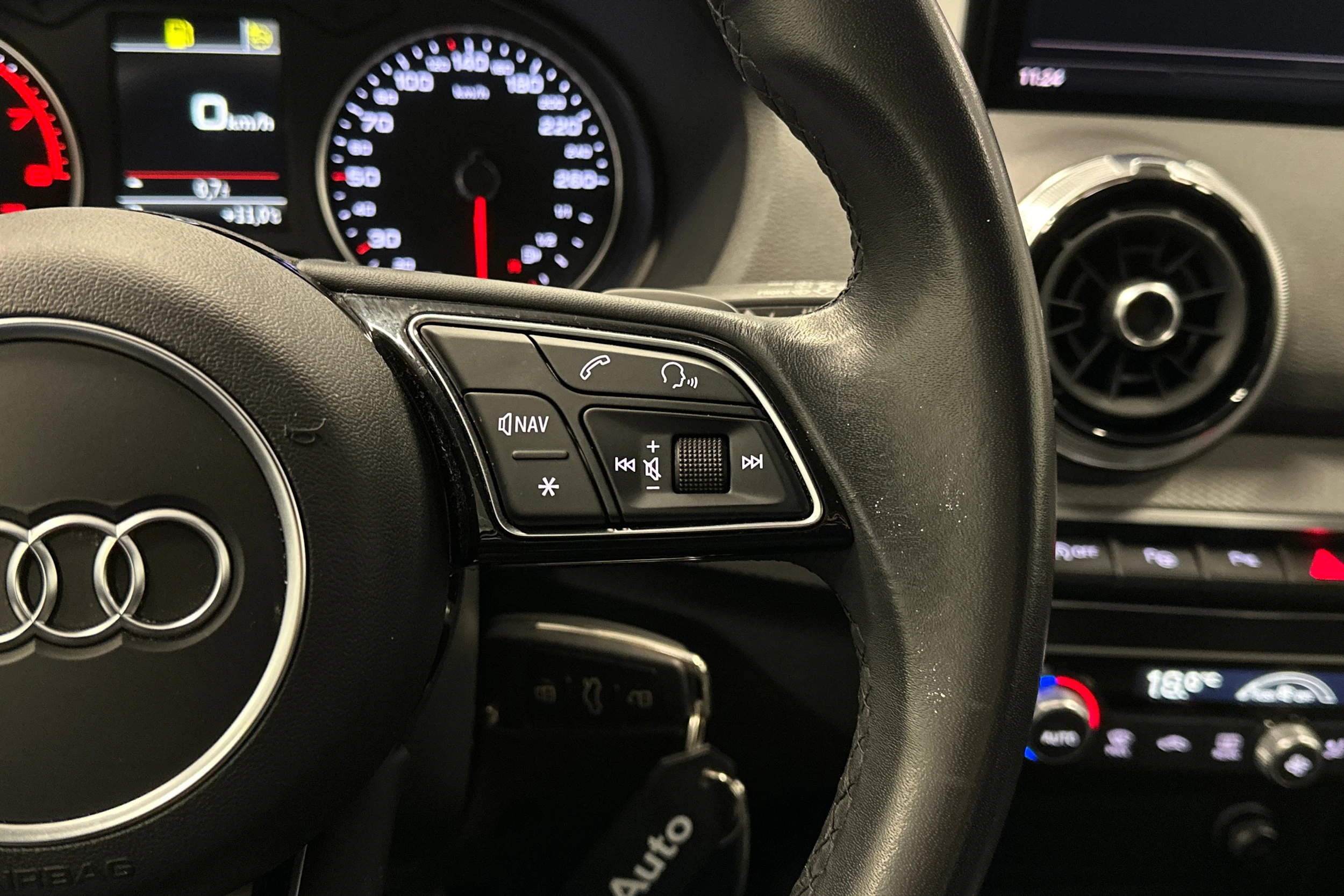 musta Audi Q2 2021 kuva 19.