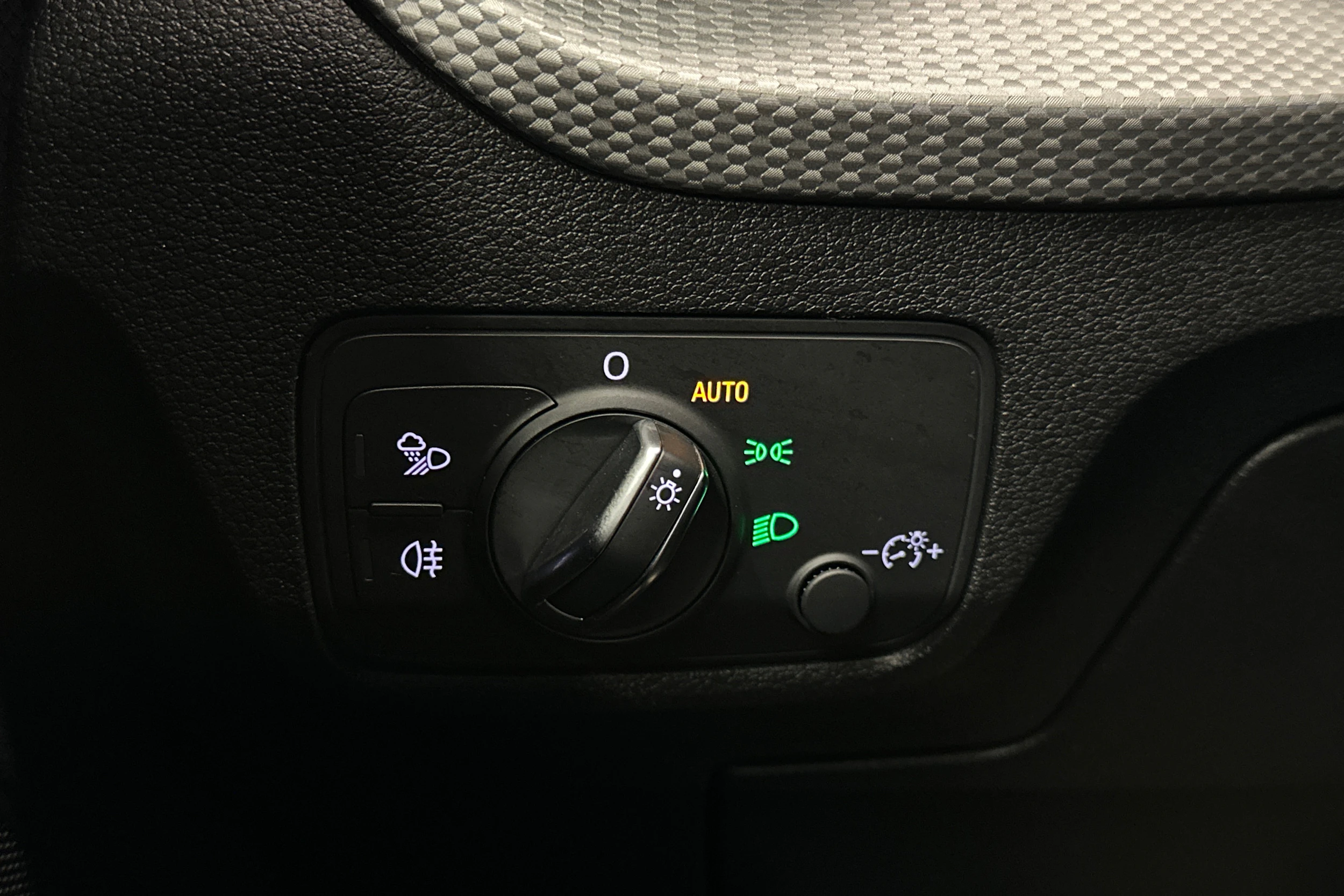 musta Audi Q2 2021 kuva 20.