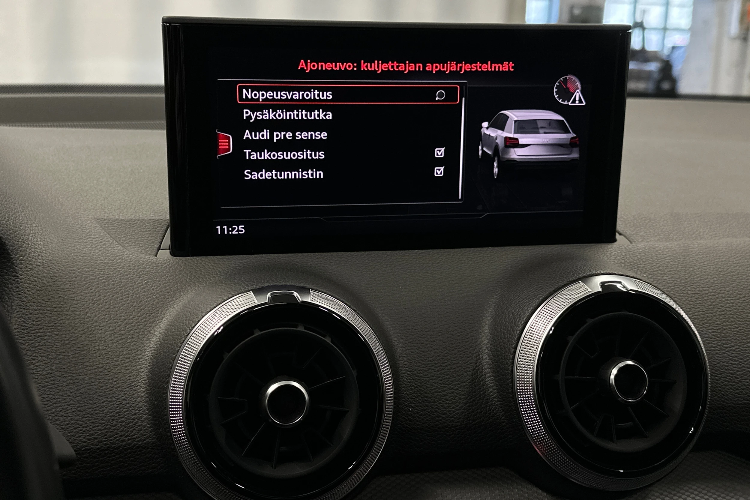 musta Audi Q2 2021 kuva 23.