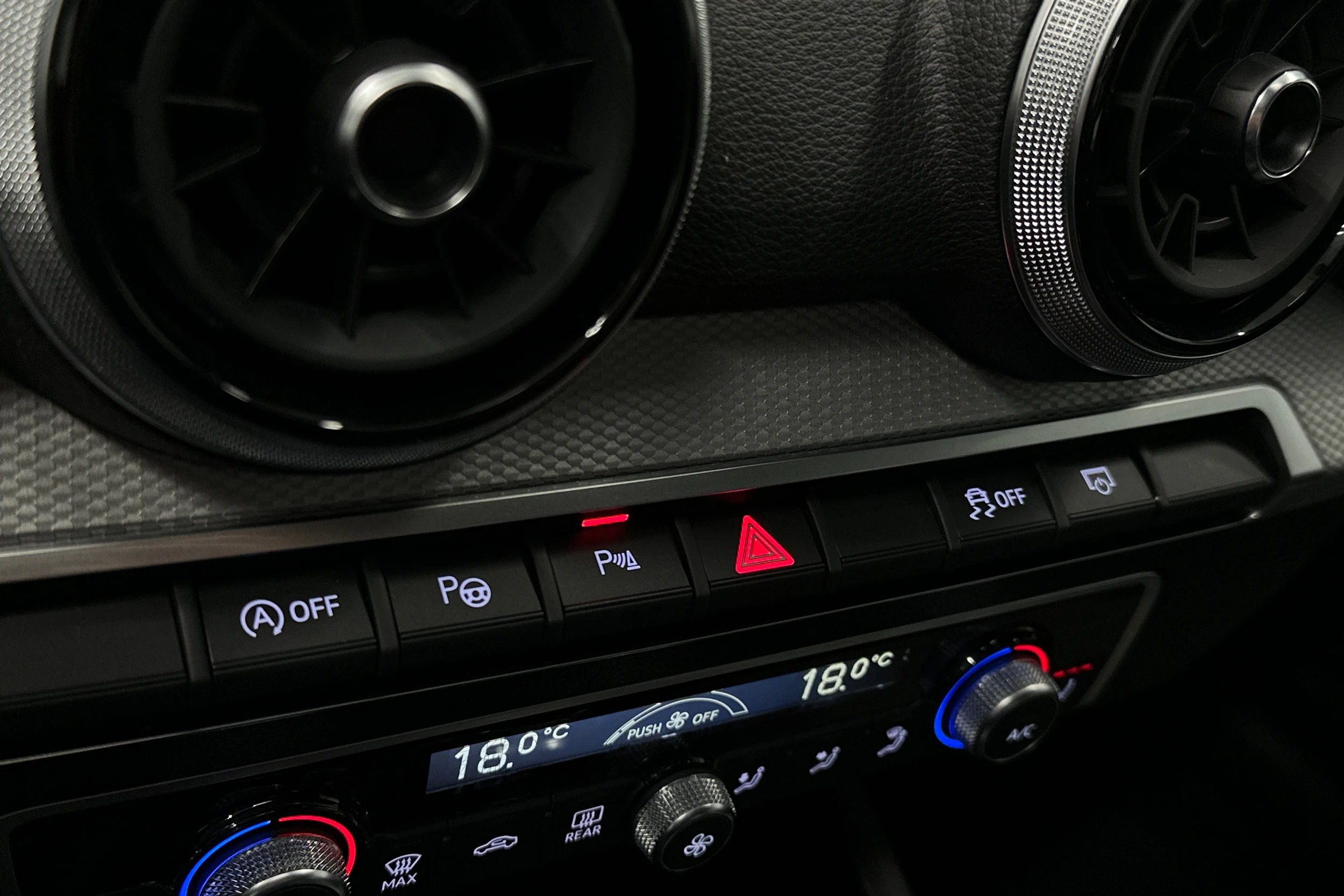 musta Audi Q2 2021 kuva 27.